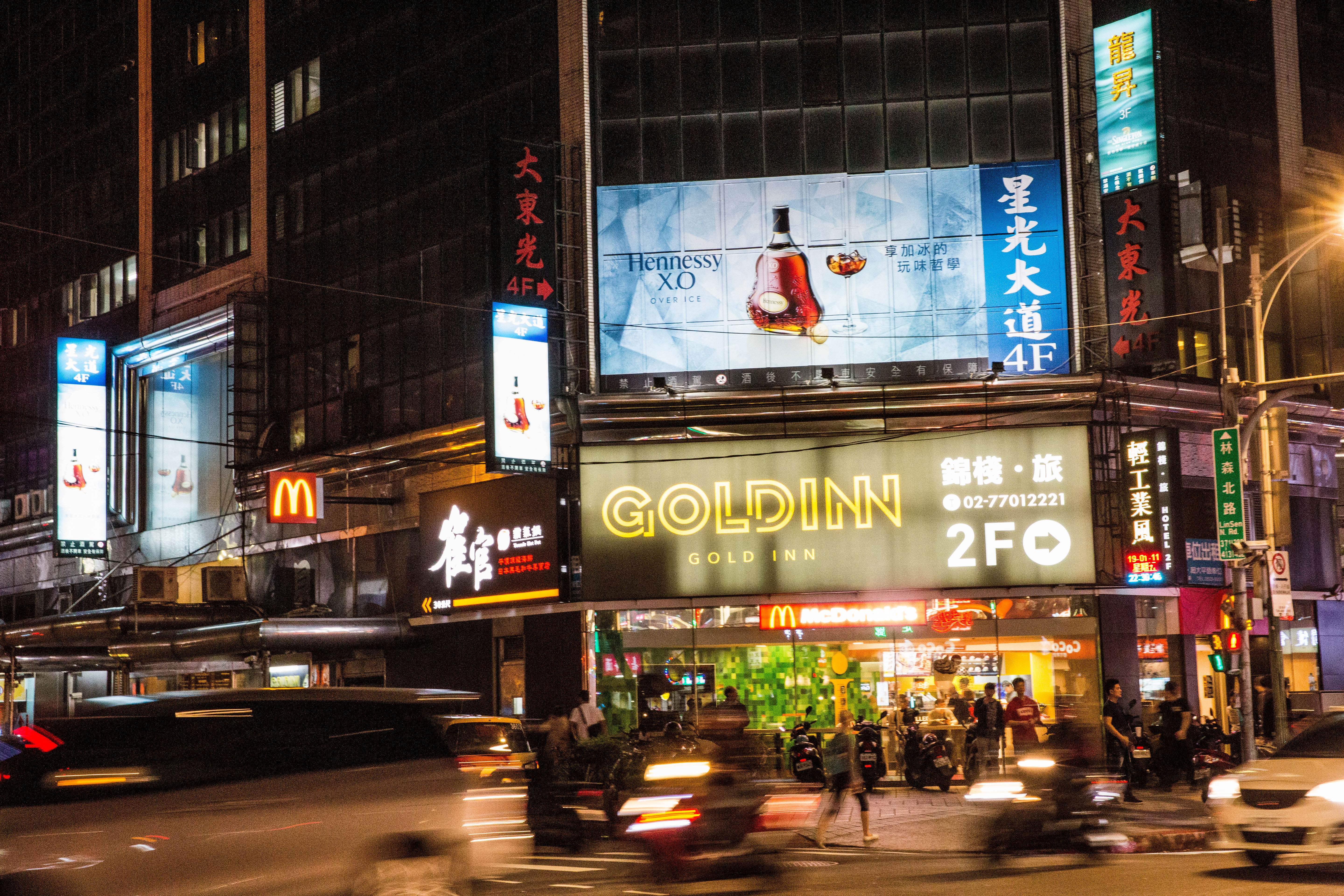 台北市林森北路酒店林立，胡嘉嘉卻遭控消費不付帳。