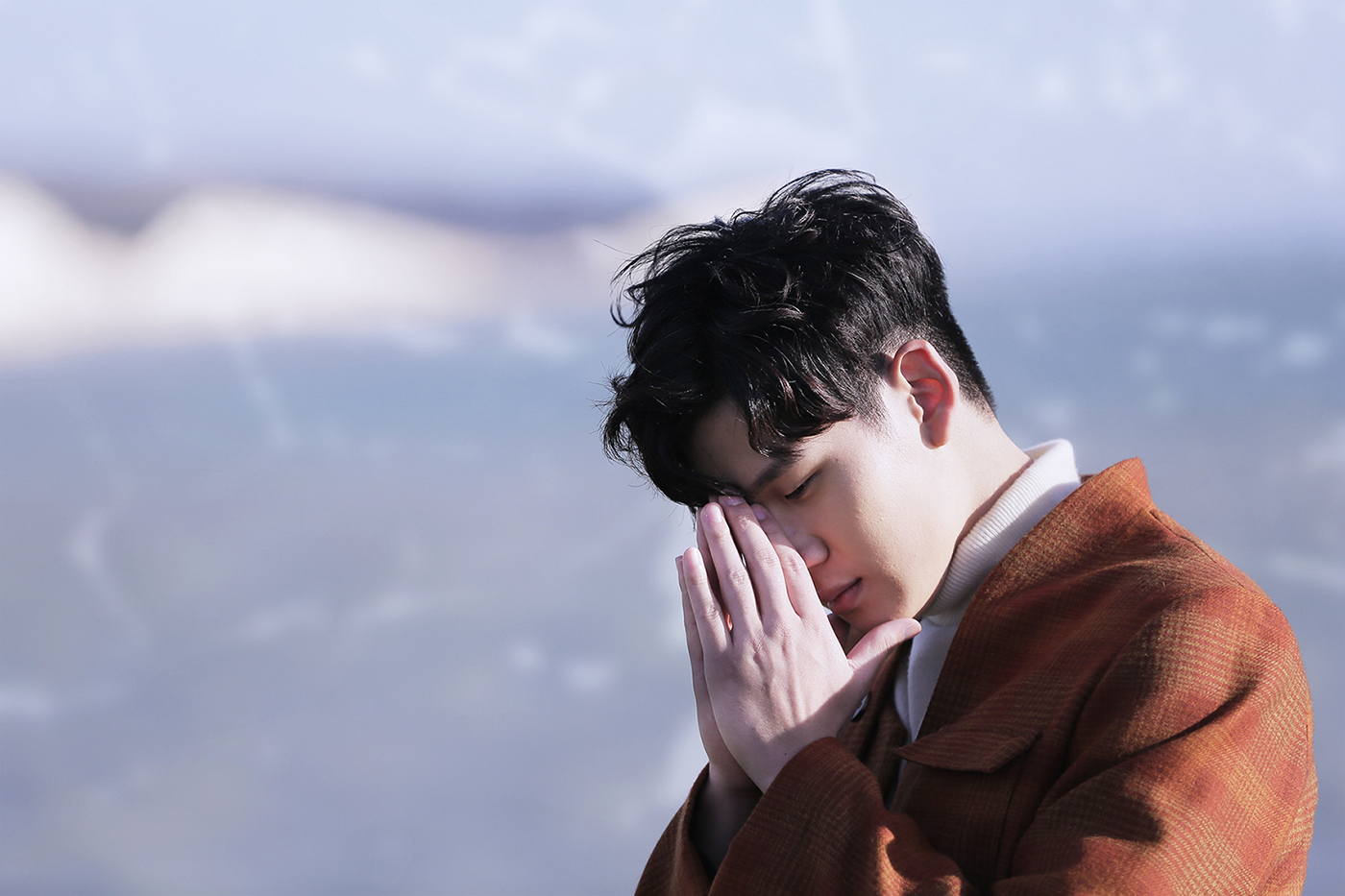 周興哲的新歌〈怎麼了〉走的是抒情路線，特別向偶像周杰倫致敬。（索尼音樂提供）