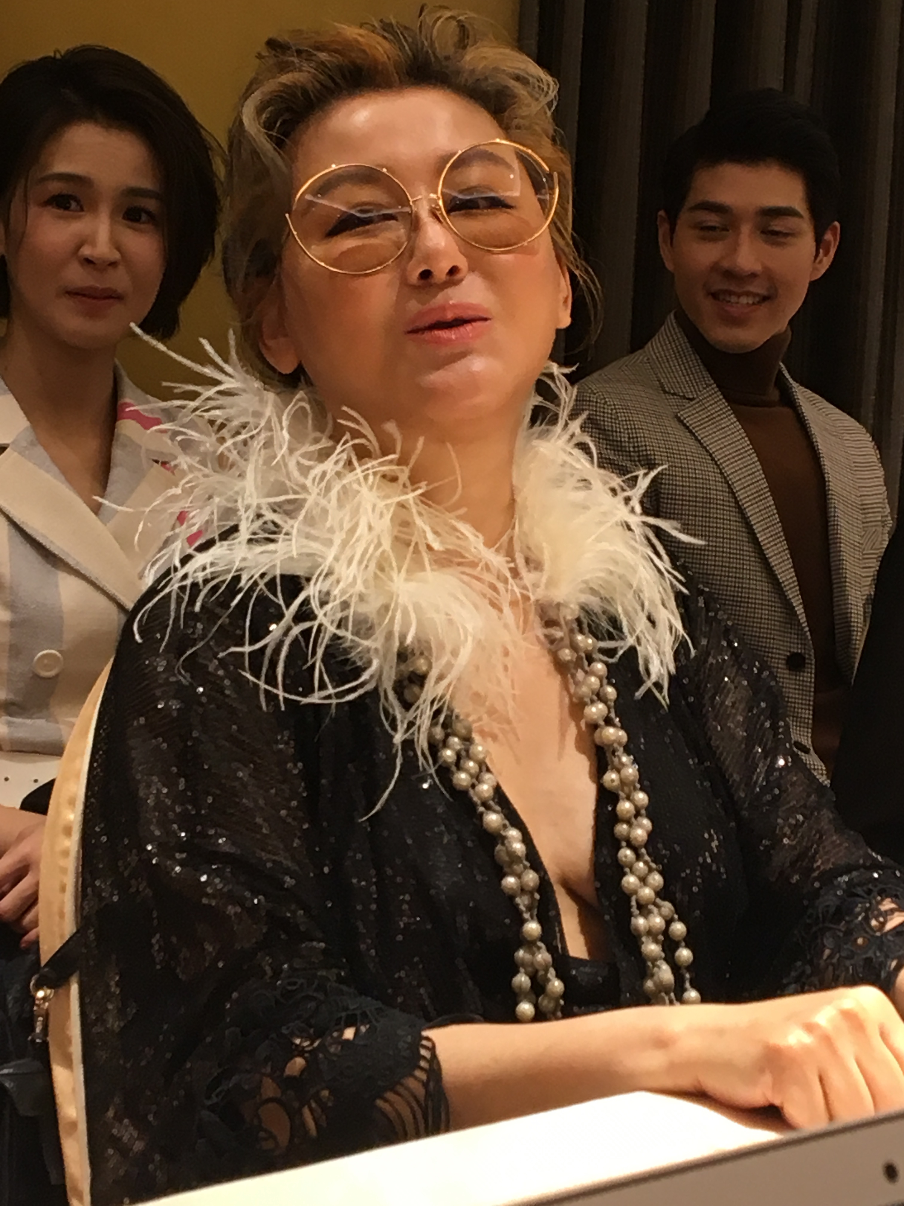 藍心湄服裝尺度大膽，側面清楚可見半球外露。（郭曉芸攝）