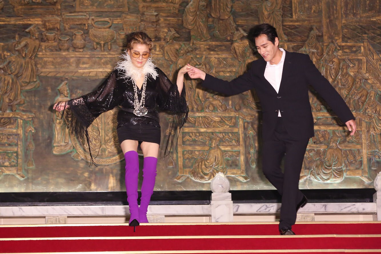 藍心湄與藍正龍合作新戲《你那邊怎樣.我這邊OK》。