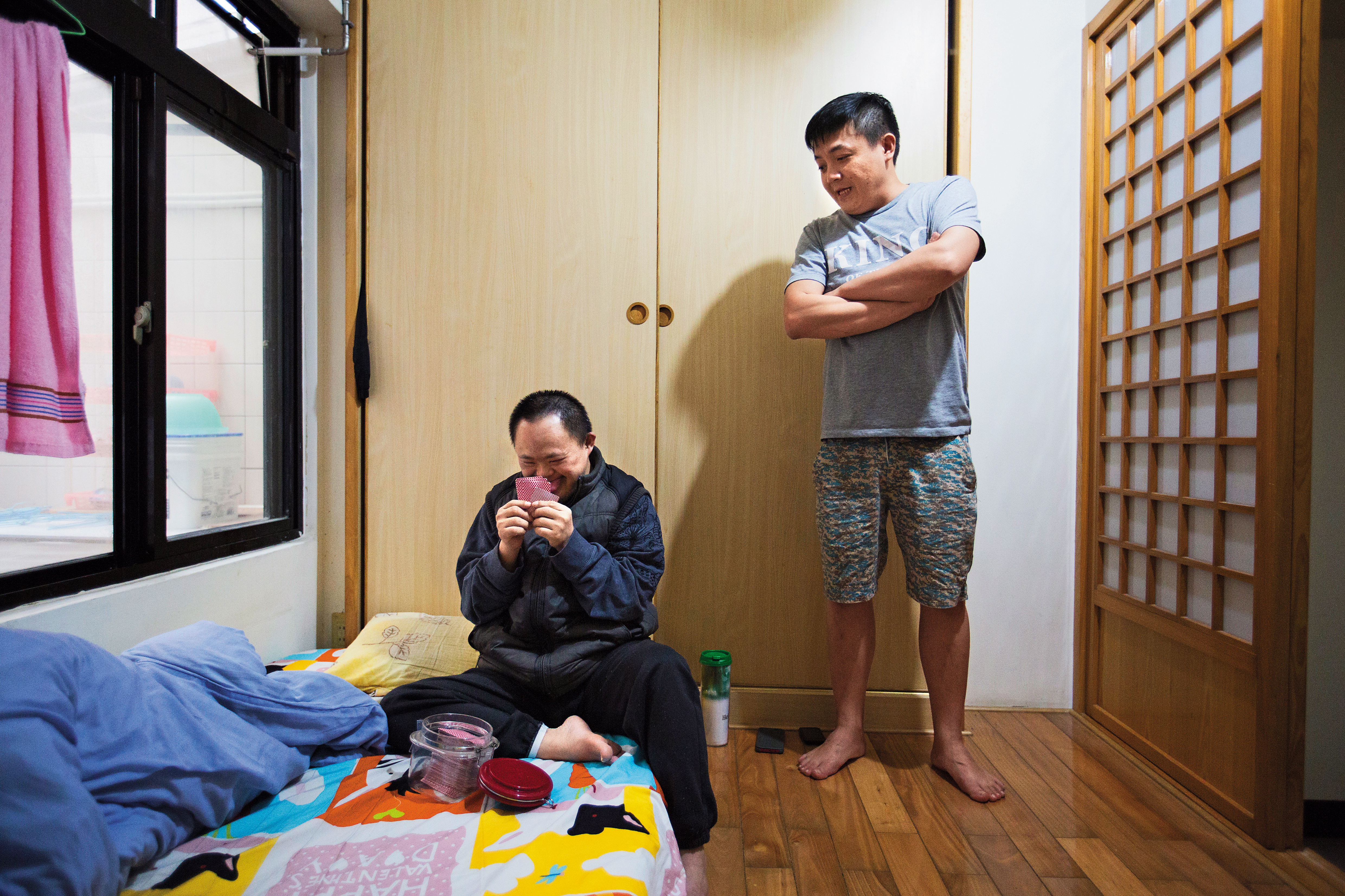 早在2017年，圈內就有耳語高盟傑（右）欠債，隋棠借他12萬元，據說也向許孟哲、陳冠霖等人借錢，前經紀人也是債主。他弟弟（左）中風、自己失戀，一度尋短。