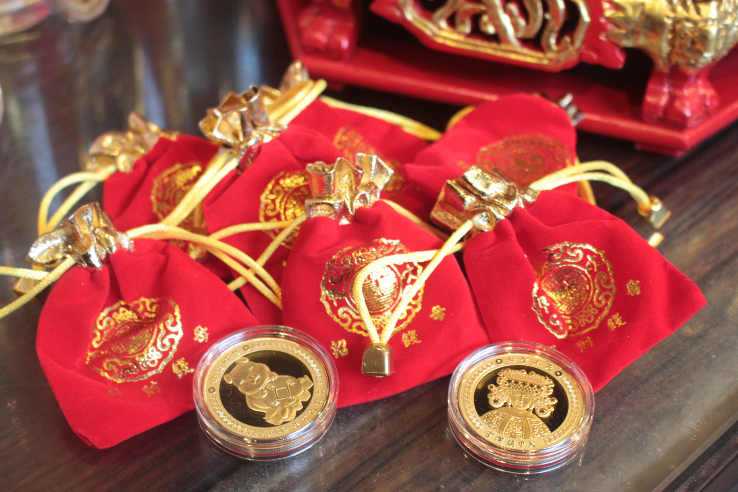 每年春節供不應求的大甲鎮瀾宮金錢母，「戰酒黑金龍─招財錢母開運酒禮盒」搶先限量發行。