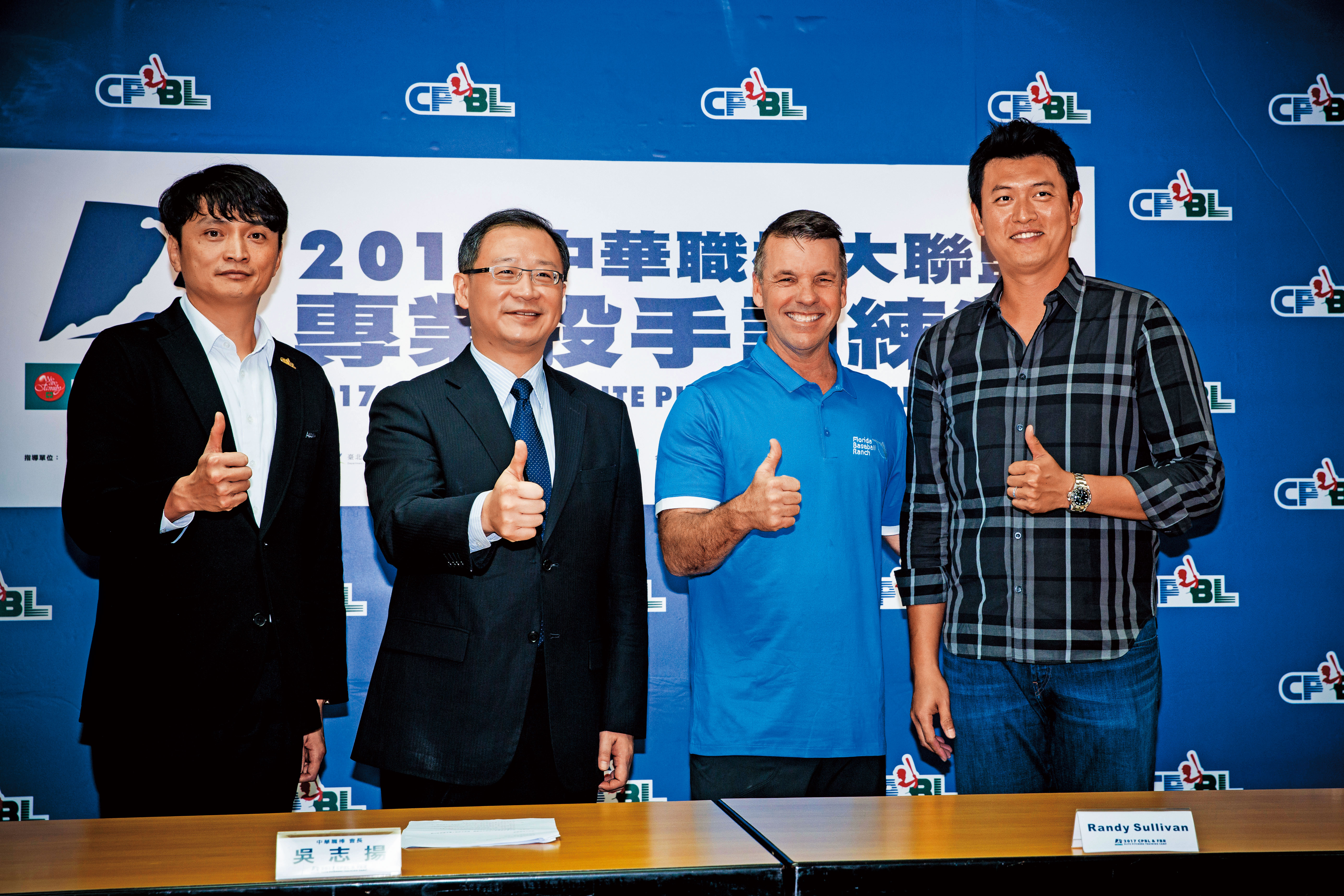 中職會長吳志揚（左二）、祕書長馮勝賢（左一）對味全龍復活樂觀其成，也都認為聯盟理事所訂的入會門檻可以再討論。