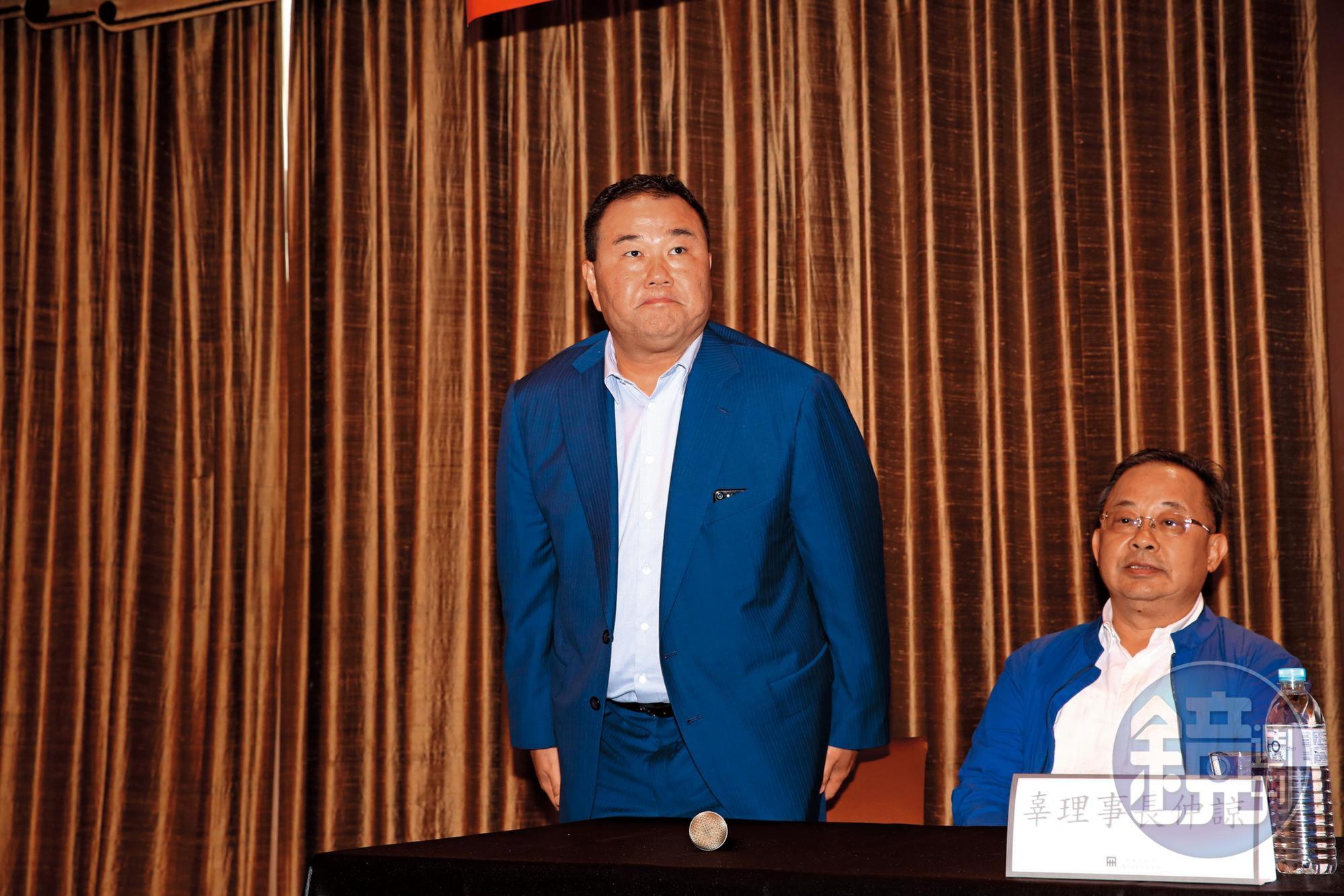 中華棒協副理事長趙士強（左）及行政院體發會副召集人余政憲（右），都對味全龍重回中職成為第5隊，表達樂觀其成。