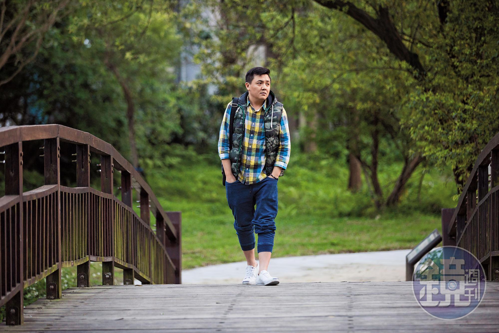 高盟傑近年因負面新聞而失去演出機會，只好改行粉刷工作。