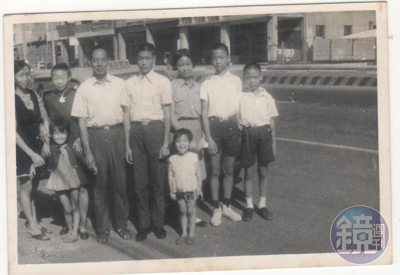 吳東麗(後排右三)是家中唯一的女兒,從小就幫忙家裡做生意。