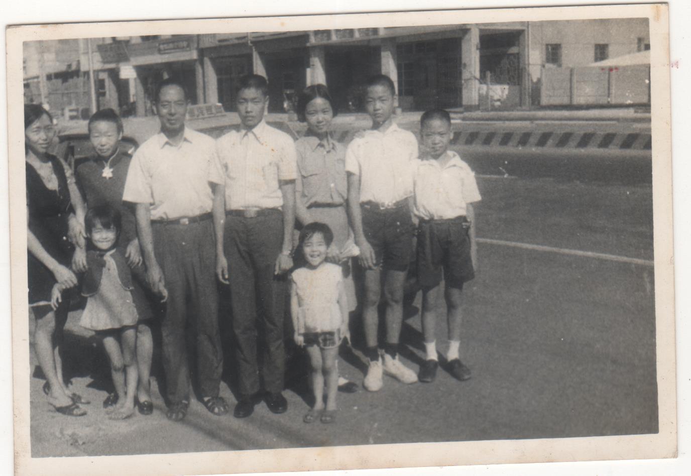 吳東麗（後排右三）是家中唯一的女兒，從小就幫忙家裡做生意。