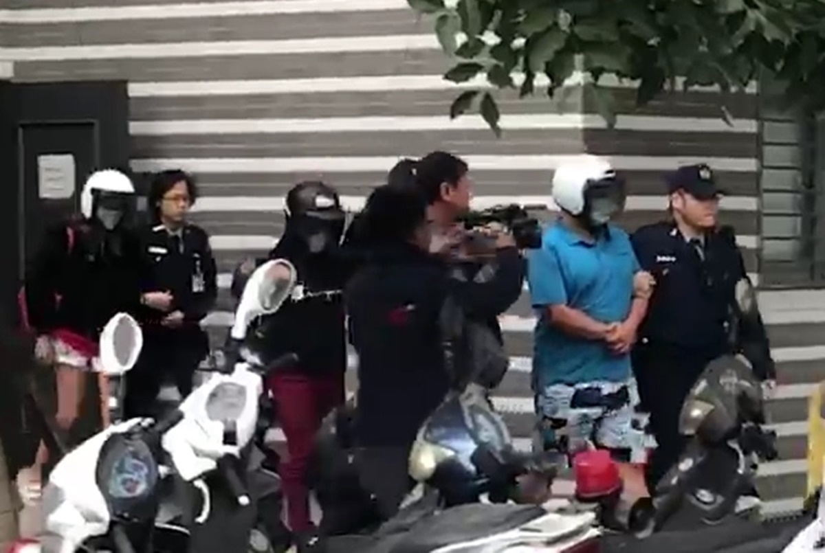 警方移送四名涉嫌虐死女童的嫌犯,走在前面的是生母男友,後方跟著就是女童的薛姓生母。(警方提供)