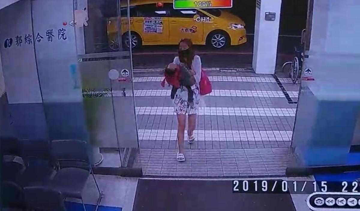醫院監視器曝光，女童生母坐男友計程車到醫院，當時女童頭往後仰顯示已經沒有意識。（警方提供）