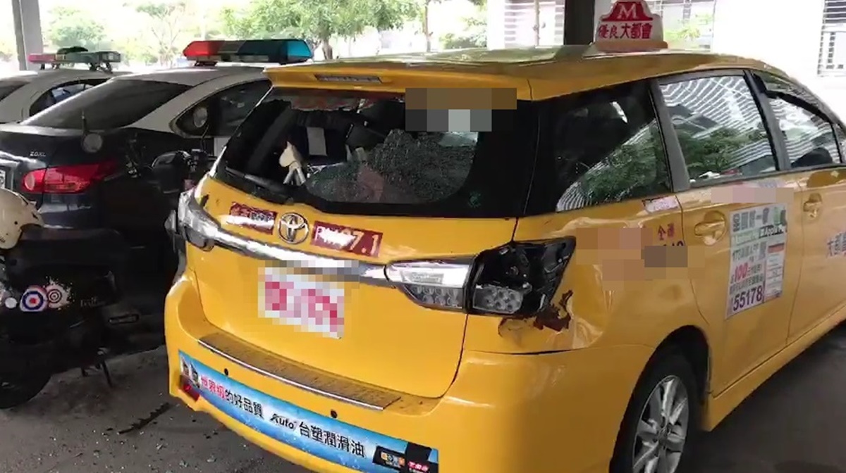 不滿集體虐童致死,恨怒的網友狂砸生母男友的計程車洩憤。(警方提供)