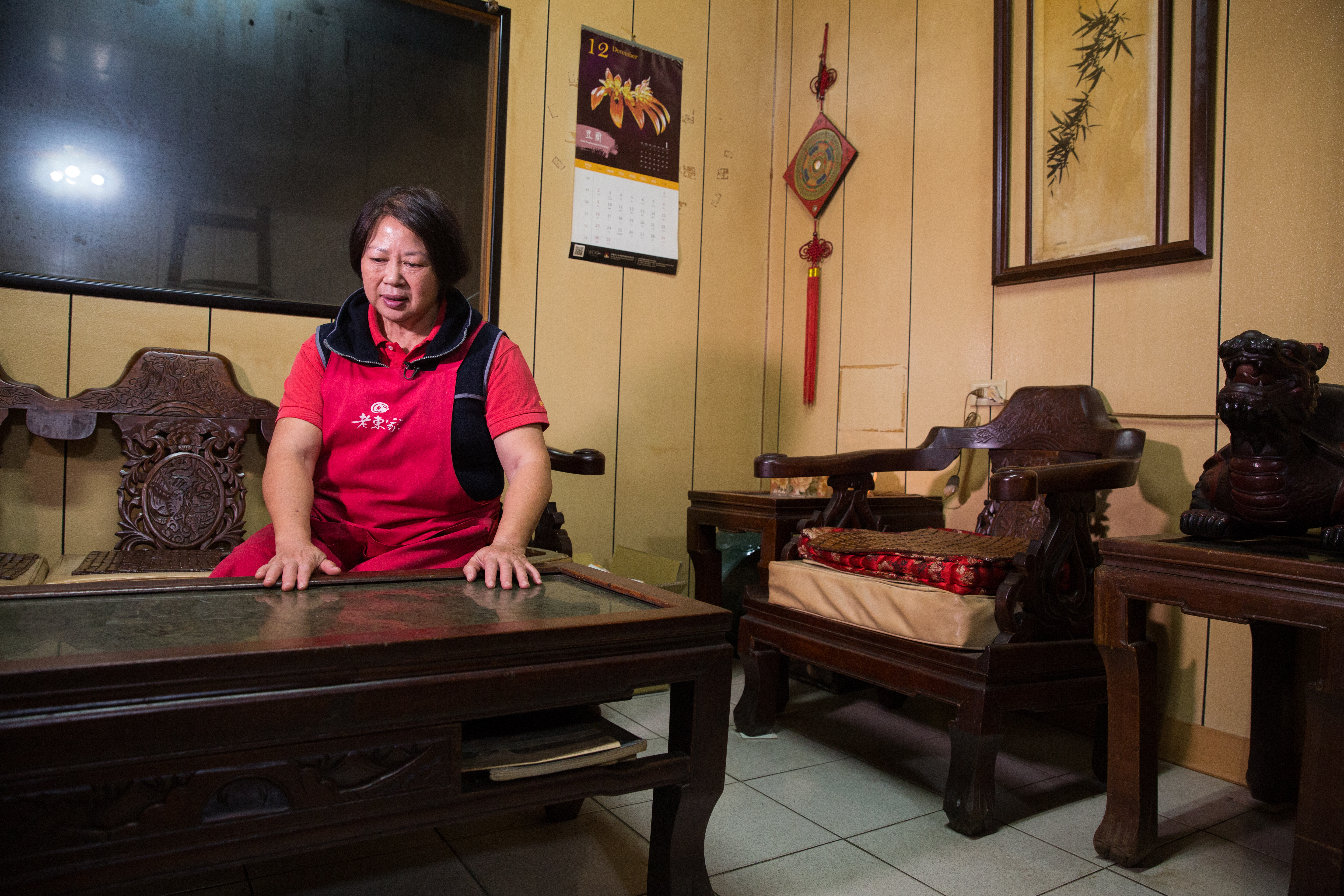 留著昔日公公買的新婚木桌與茶几，吳東麗說可以警惕自己，不能再被人看扁。