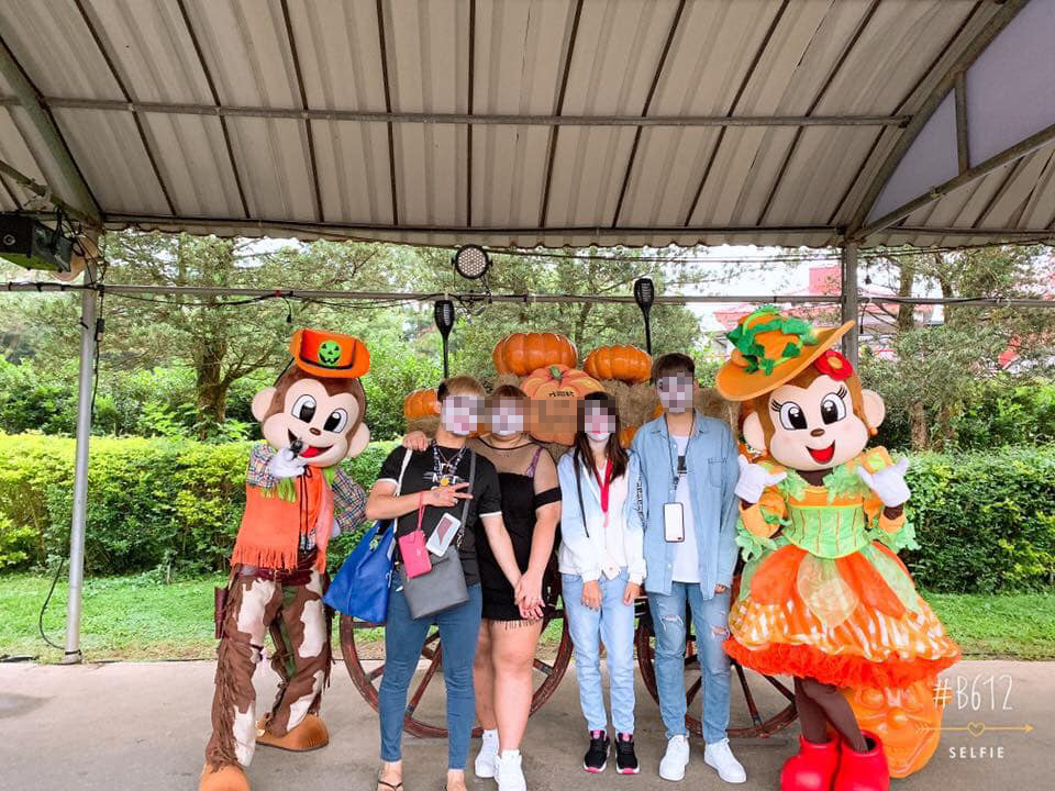 左起女童生母表姊夫(左一)、表姊(左二)、女童生母薛女(左三)疑似涉及虐死女童嫌犯。（家屬提供）