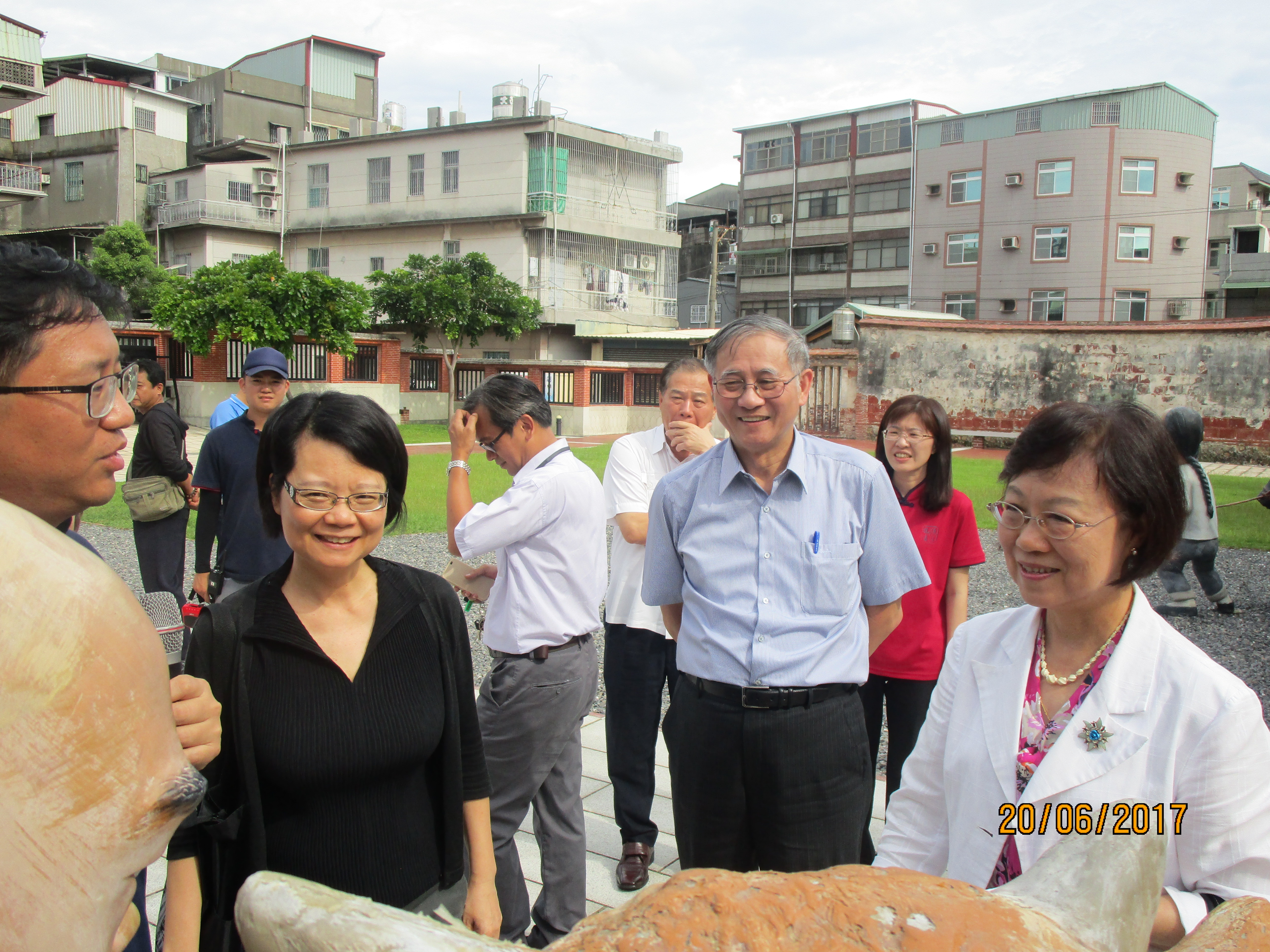 監委王美玉（黑衣者）及劉德勳（藍色襯衫者）認為，管中閔是否「經常、固定」兼職，欠缺更具體的事證。（翻攝自監察院）