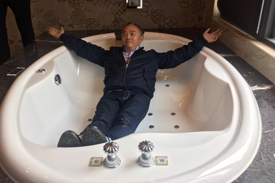 高雄市政府觀光局長潘恆旭為高雄十大愛情摩鐵票選起跑開始熱身。（翻攝自鳳山御宿臉書）