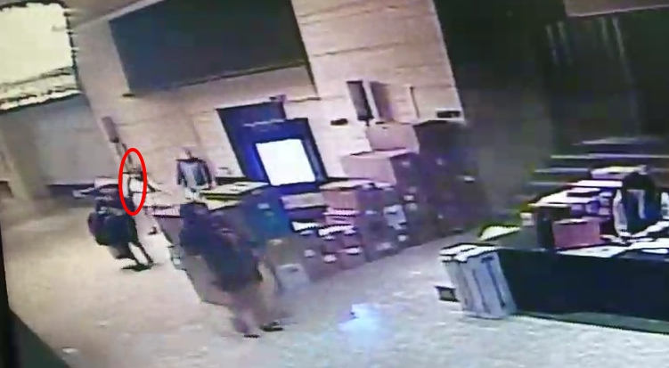 警方調出檢視器顯示這4人痛打女童後竟若無其事地走出大樓準備外出，相當冷血。（翻攝網路）