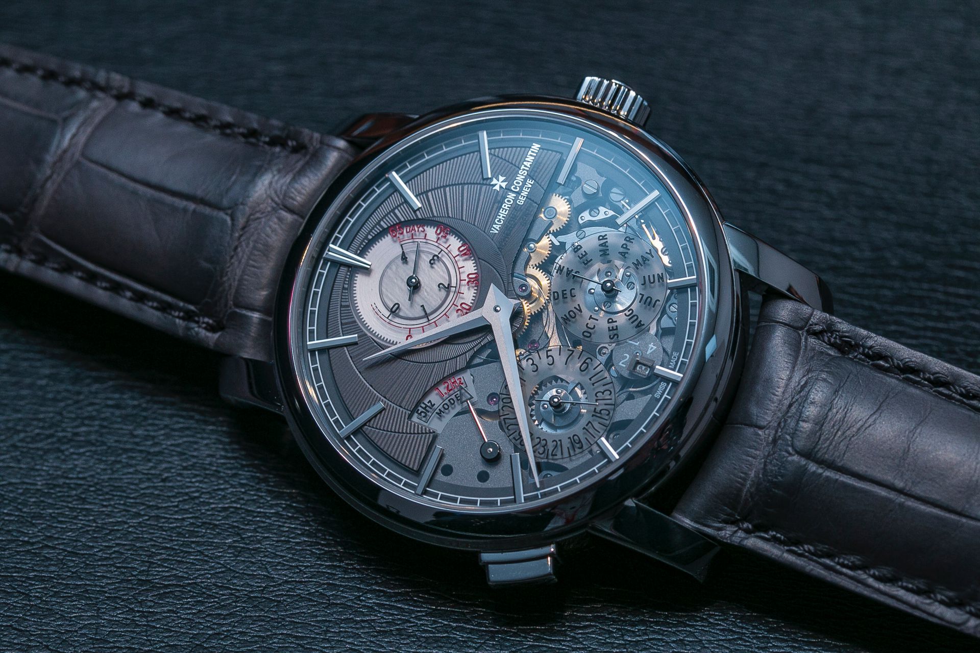 江詩丹頓在SIHH上發表這枚世界首見的萬年曆腕錶，擁有5赫茲與1.2赫茲二種振頻的擒縱結構。二種模式可以自由切換，而利用低頻擒縱擺輪更可以節省動力，使手錶可運行達65天，以保持萬年曆的持續運行。定價約台幣680萬元。