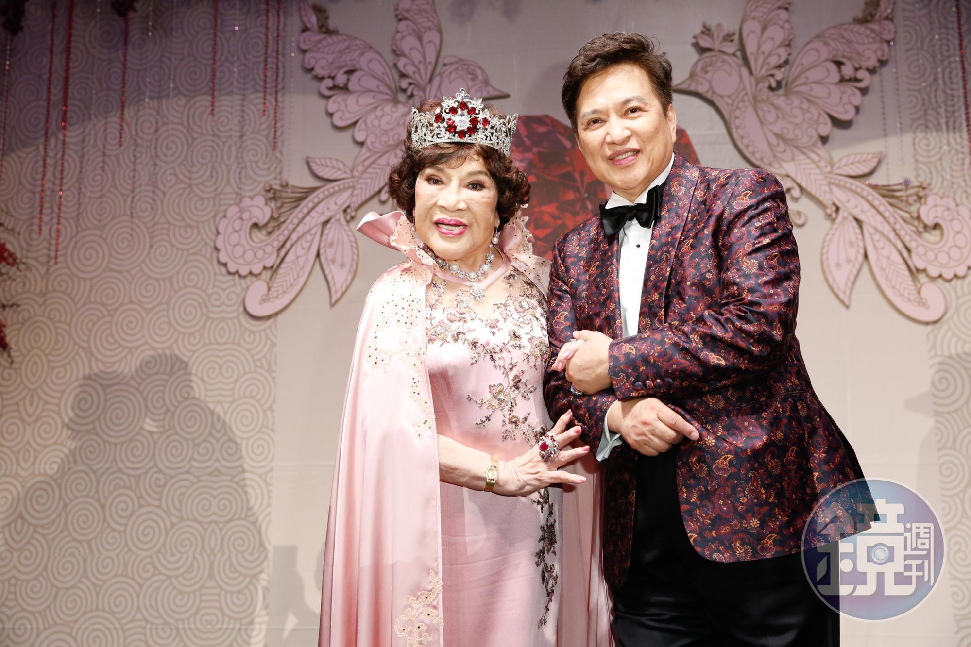 周遊與老公李朝永去年10月補辦婚宴，2人日前到高雄度蜜月遊愛河。