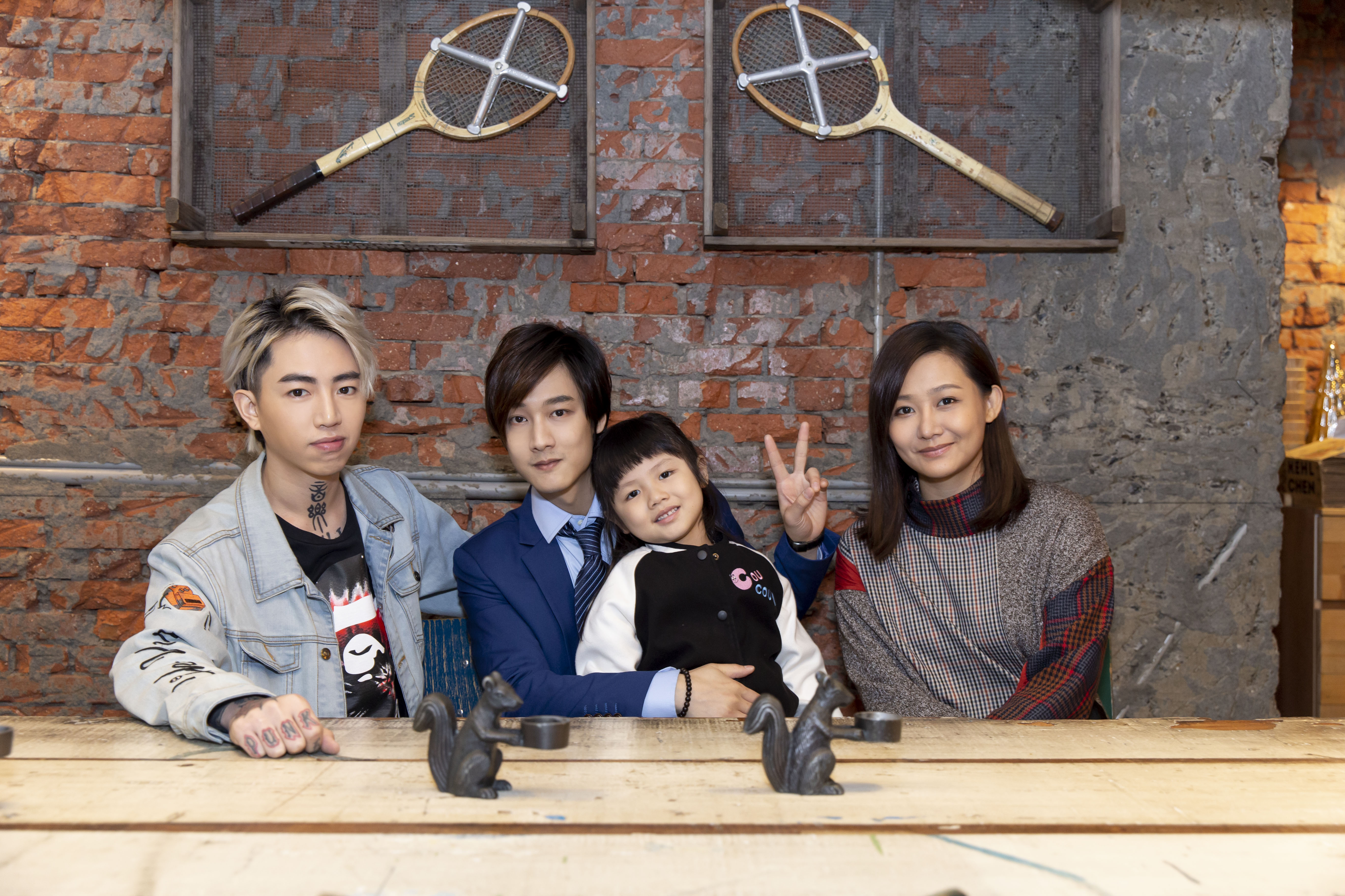 R-Chord謝和弦新歌〈幸福不上鎖〉邀請當紅YouTuber那對夫妻一家三口拍MV。（華納提供）