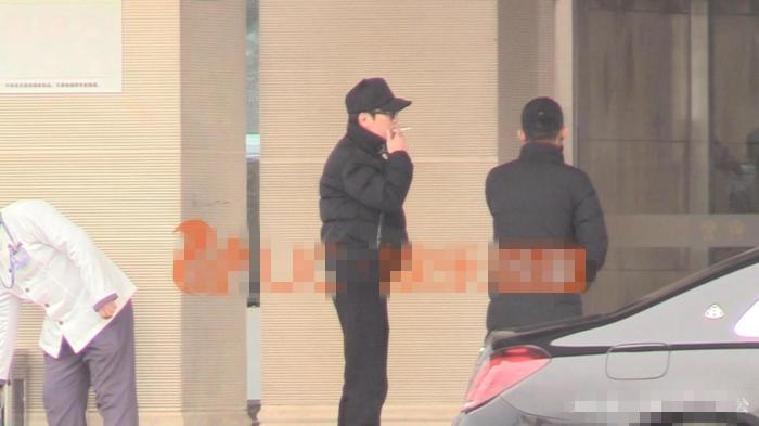 馮紹峰先走出機場抽菸,避開老婆趙麗穎與肚中baby。(翻攝新浪娛樂)