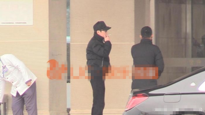 馮紹峰先走出機場抽菸，避開老婆趙麗穎與肚中baby。（翻攝新浪娛樂）