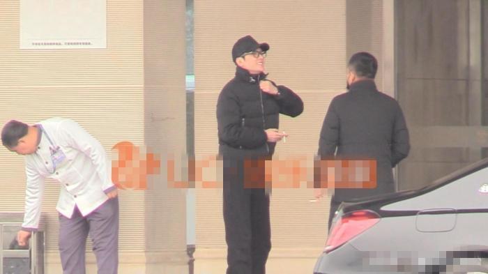 馮紹峰邊拉衣領,邊跟路人聊天!(翻攝新浪娛樂)