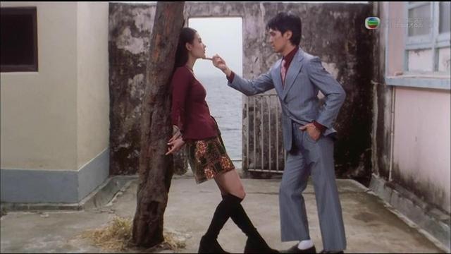 周星馳與張栢芝重現當年喜劇之王的經典pose。（翻攝新浪娛樂）