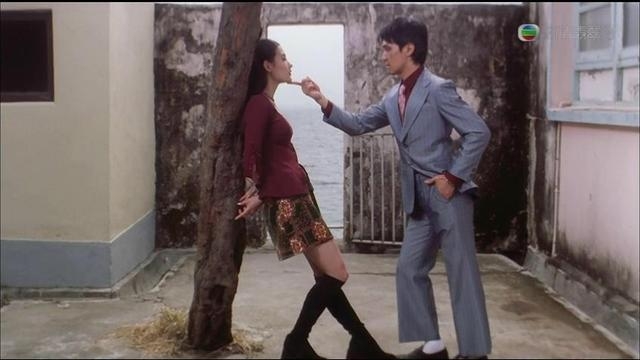 周星馳與張栢芝重現當年喜劇之王的經典pose。（翻攝新浪娛樂）