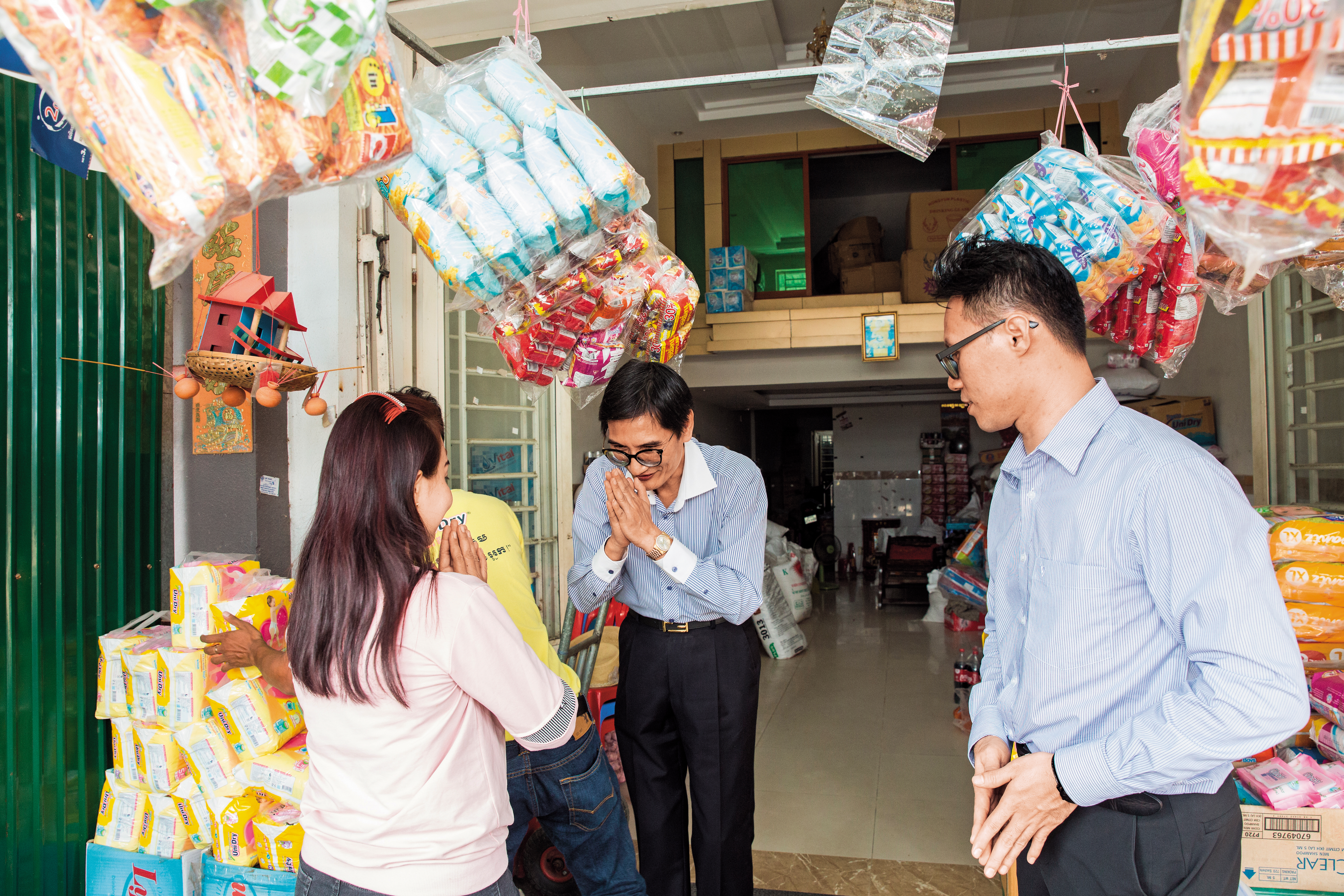 柬、越多數通路仍是傳統的柑仔店，戴朝榮（中）必定親自拜訪、搏感情。