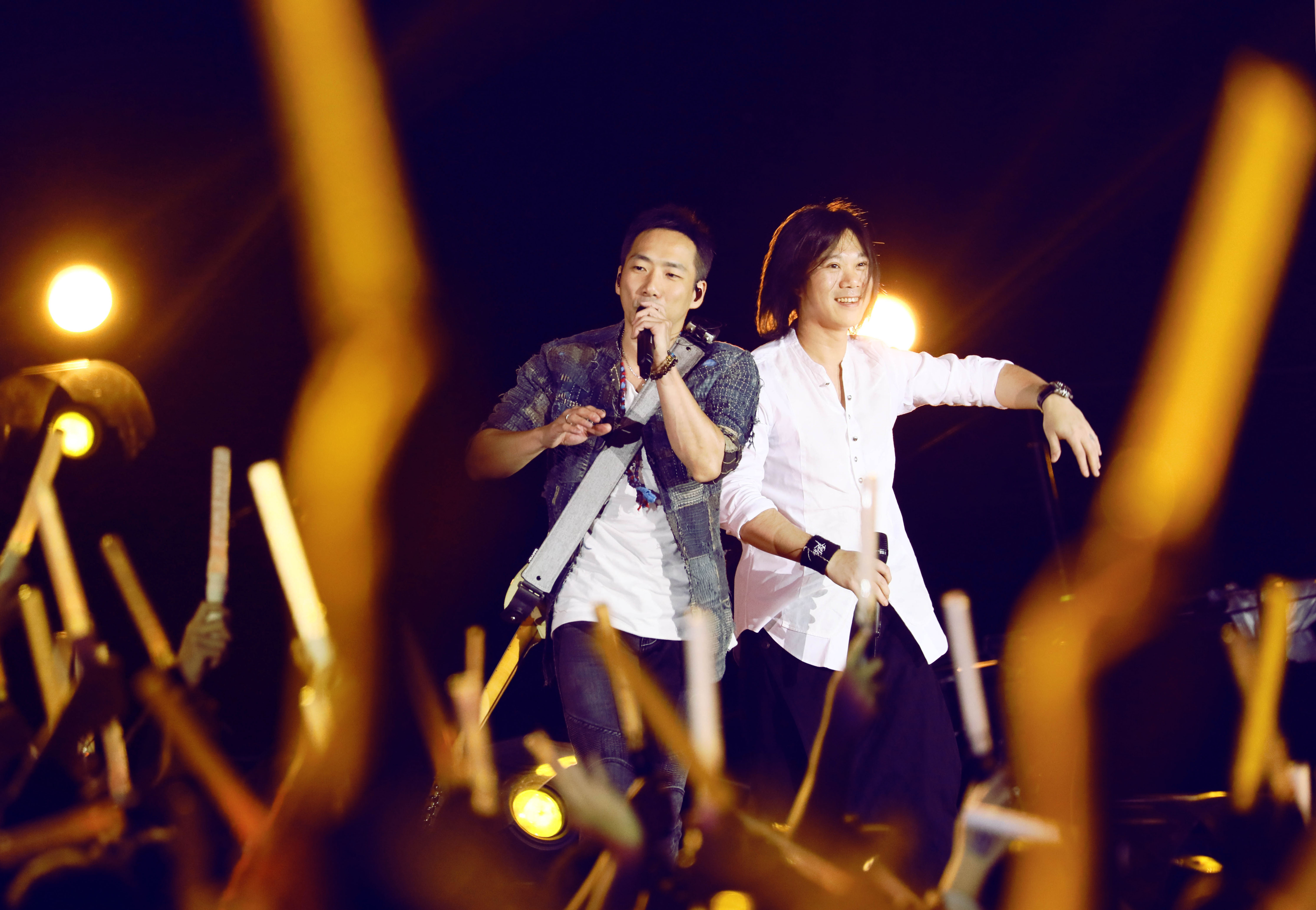 五月天團員瑪莎（右）及怪獸等剛結束巡演，傳出瑪莎媽媽挨告消息。（相信音樂提供）