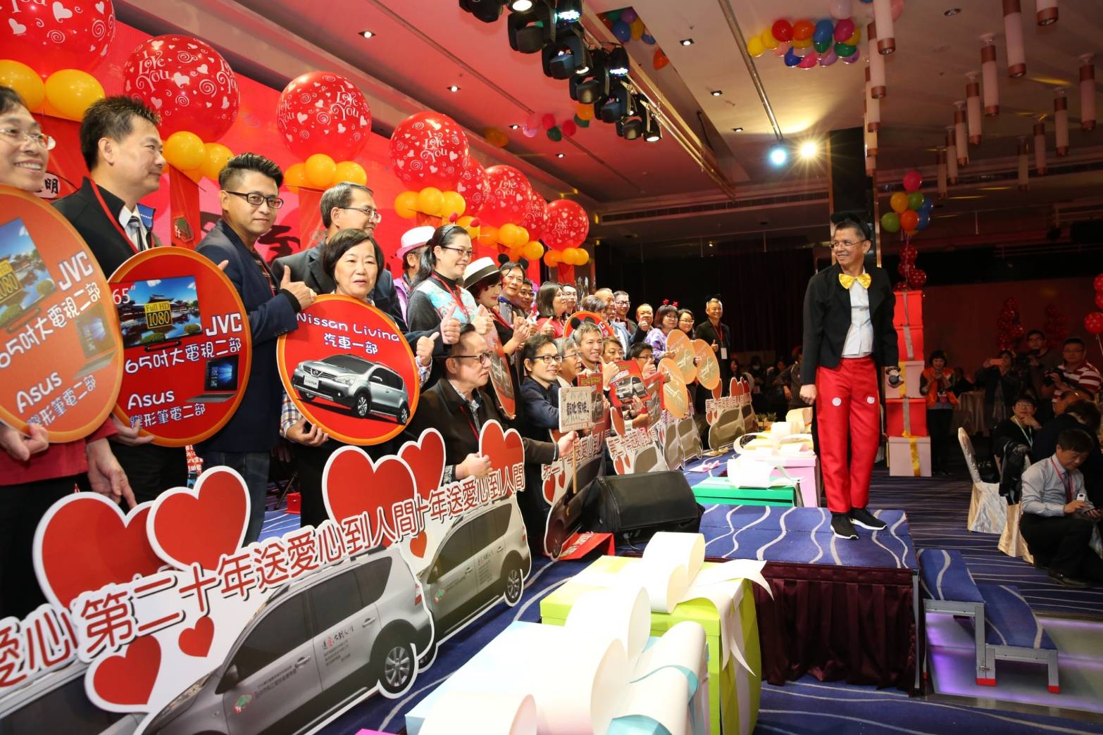 邁入第20個年頭的「送愛心到人間」圍爐活動，1月16日在台中好運來洲際宴展中心舉辦，在精湛建設總經理陳志聲的號召下，今年共有35個單位主辦、95個單位協辦這次活動，共捐贈出價值900萬元的禮物。（精湛建設提供）