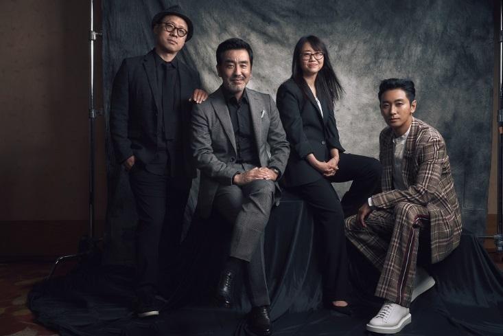 導演金成勳（左1）與編劇金銀姬（右2）攜手打造首部Netflix韓國自製戲《李屍朝鮮》，並找來朱智勛（右1）、柳承龍主演。（Netflix提供）