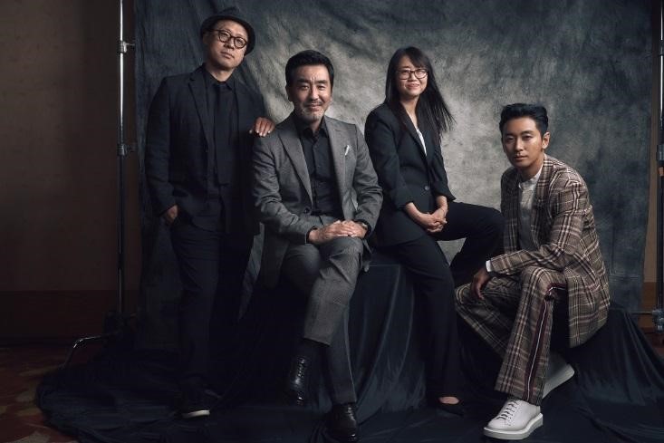 導演金成勳（左1）與編劇金銀姬（右2）攜手打造首部Netflix韓國自製戲《李屍朝鮮》，並找來朱智勛（右1）、柳承龍主演。（Netflix提供）