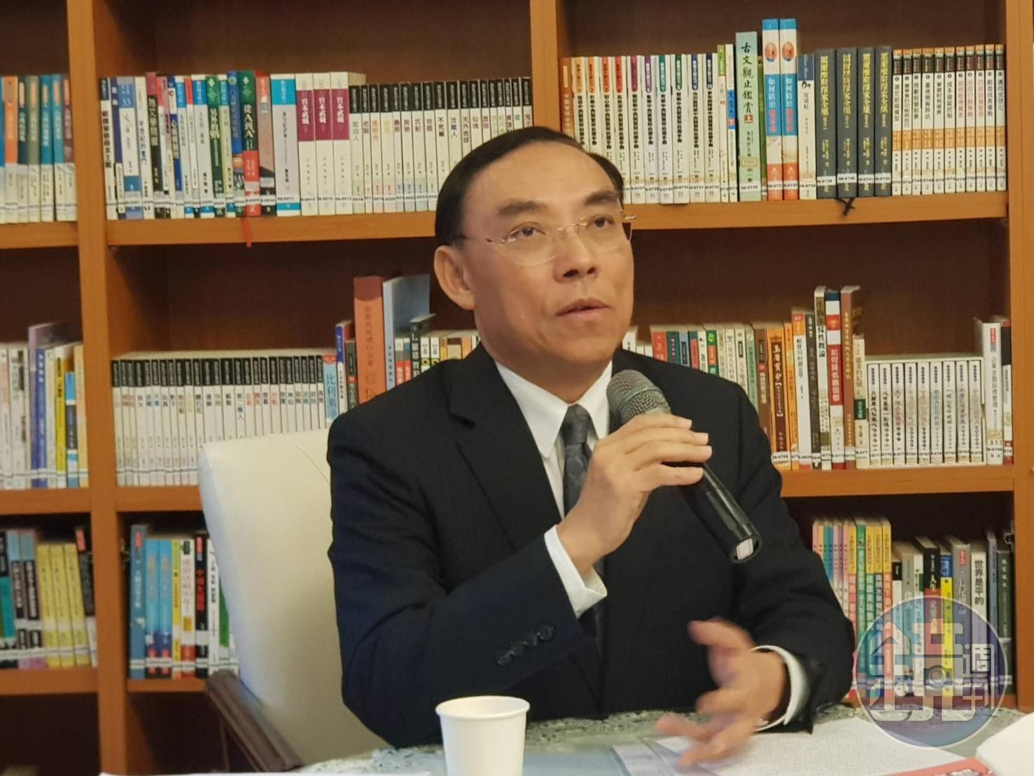 對同婚議題,蔡清祥強調法務部仍持續和挺同、反同團體溝通,希望大家不要太堅持己見,多為對方多著想,不要為此撕裂社會。