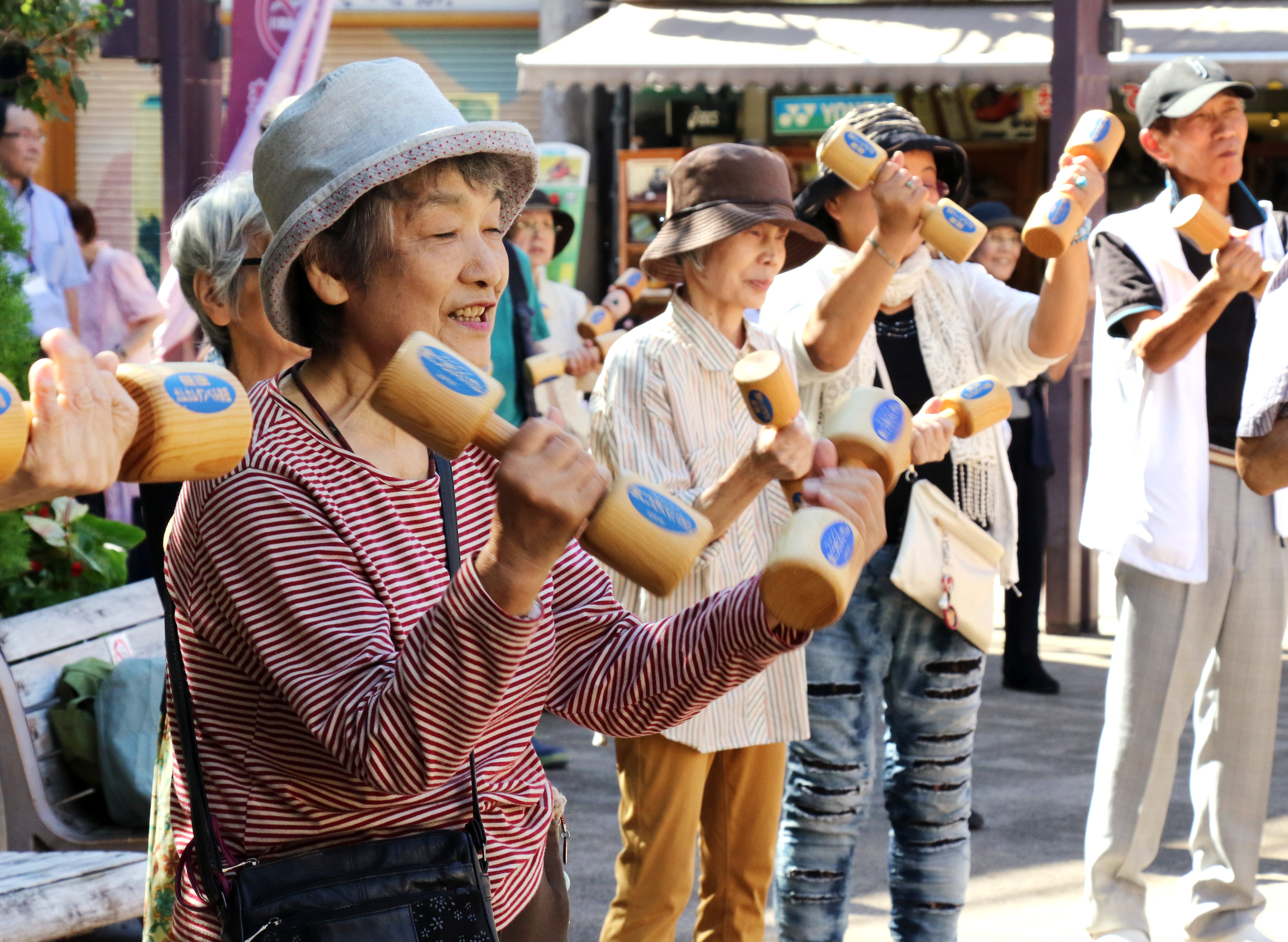 因應勞動力不足，日本政府積極鼓勵退休人士和老年人重回職場。（東方IC）