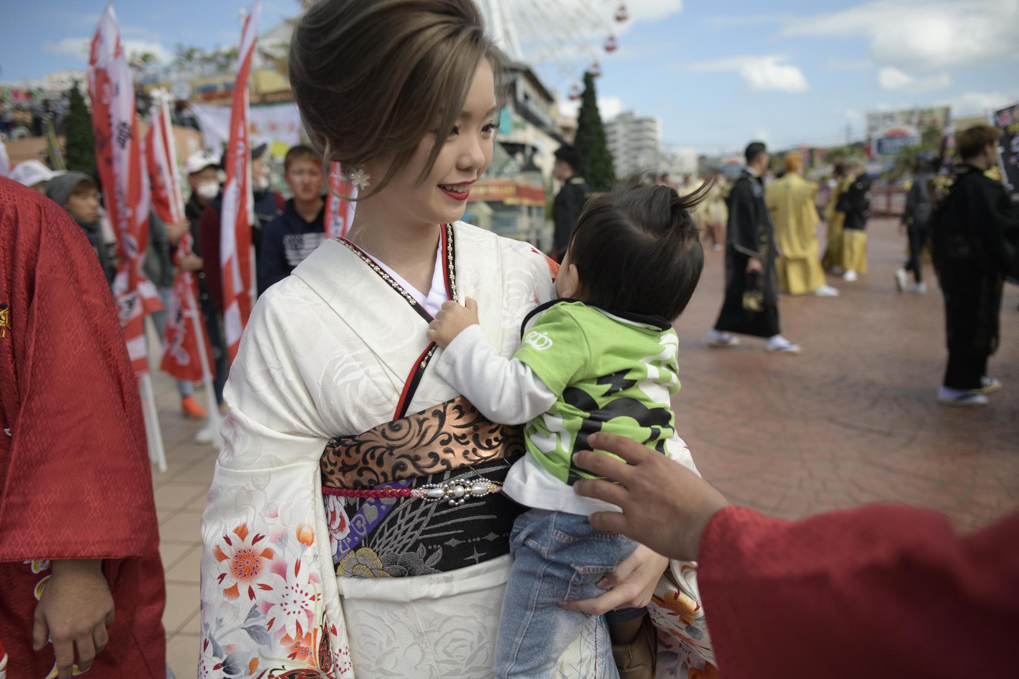 日本女性就業一直有M型化現象,20多歲是高峰,30多歲有了孩子後往往就回歸家庭。如今這現象已有所改變。(東方IC)