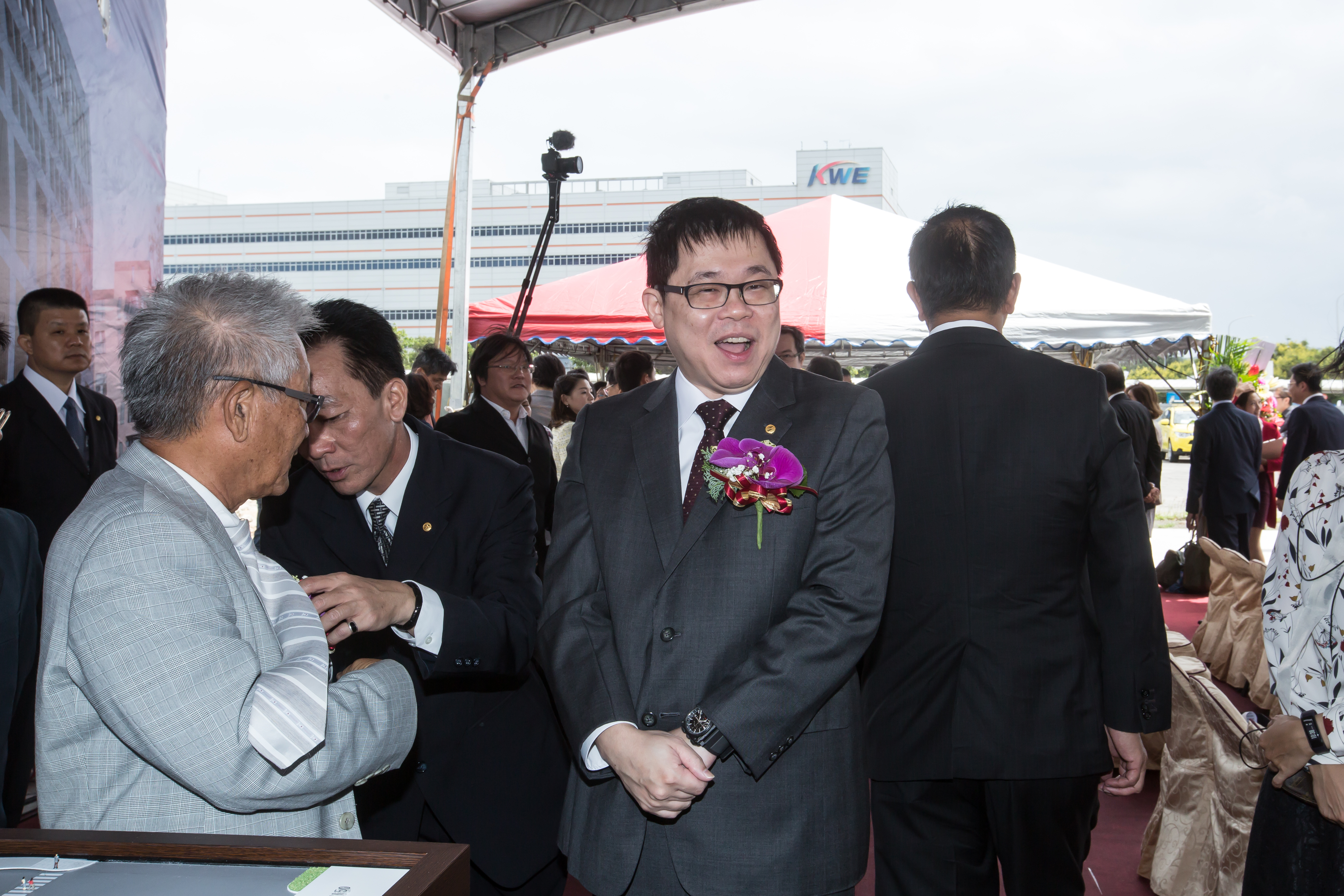 星宇航空董事長張國煒表示，公司從不補班，讓員工連假照放，因為假日上班大家心也不在，不如放假。