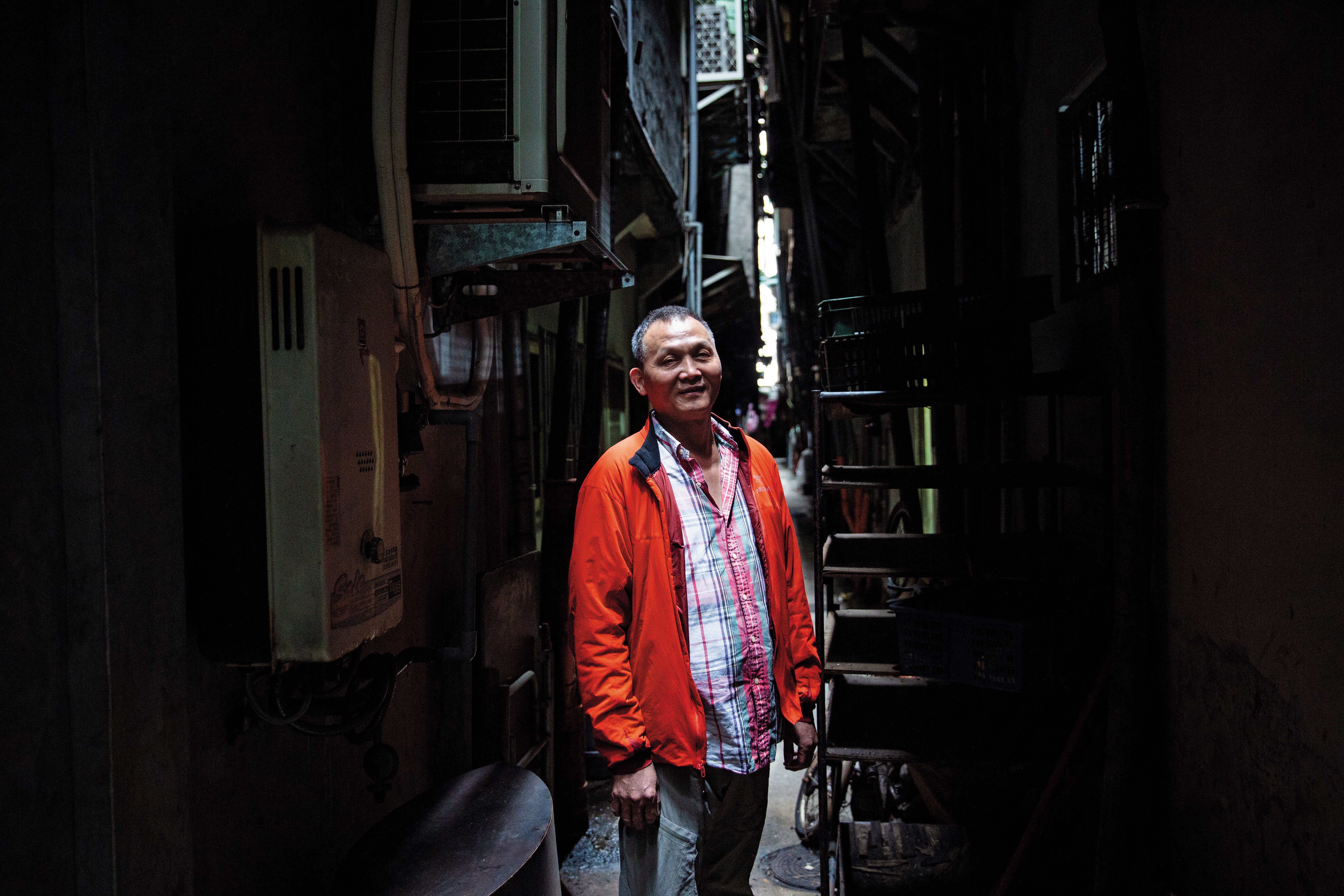 從負債到還債，從路邊擺攤到開公司，18年來，張水河腳踏實地不投機，連大樂透都沒買過。