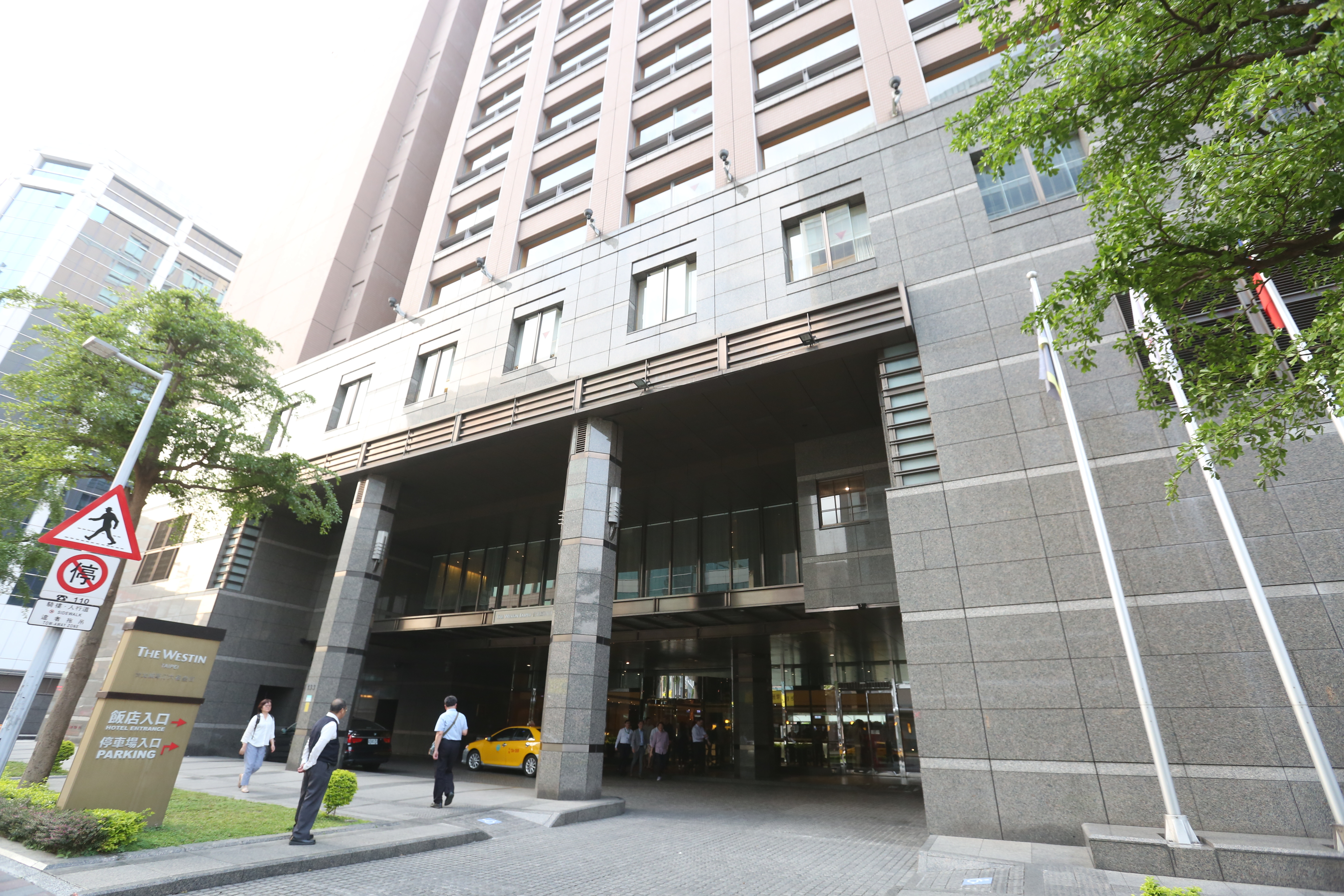 六福皇宮自去年12月底熄燈以來，至今由誰接手仍無下文。