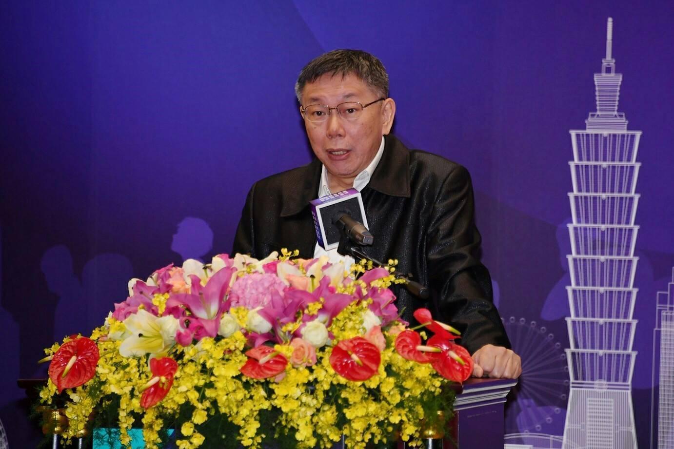 台北市長柯文哲昨（17日）與館長直播，鬆口表示正在思考組黨。（台北市政府提供）