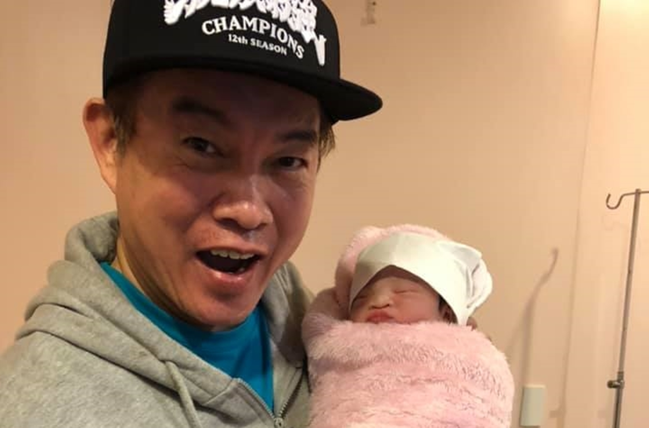 51歲的康康已有6歲兒子Matt，如今再獲一女兒。（翻攝自康康臉書）