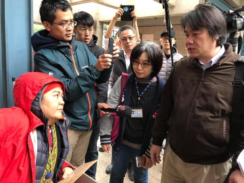 台北市警局今(17日)行文給凱道部落,表示將於1月22日進行拆除。原住民歌手巴奈不滿表示,民進黨政府面對對岸壓力勇敢捍衛,但卻仍在踐踏台灣原民尊嚴。(圖取自一起陪原住民族劃出回家的路)