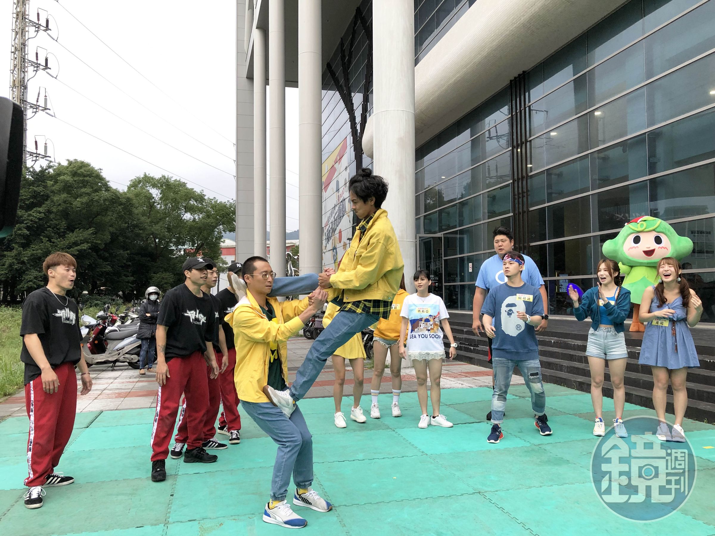 阿翔（右）與浩子擺出高難度堆疊動作。（民視提供）