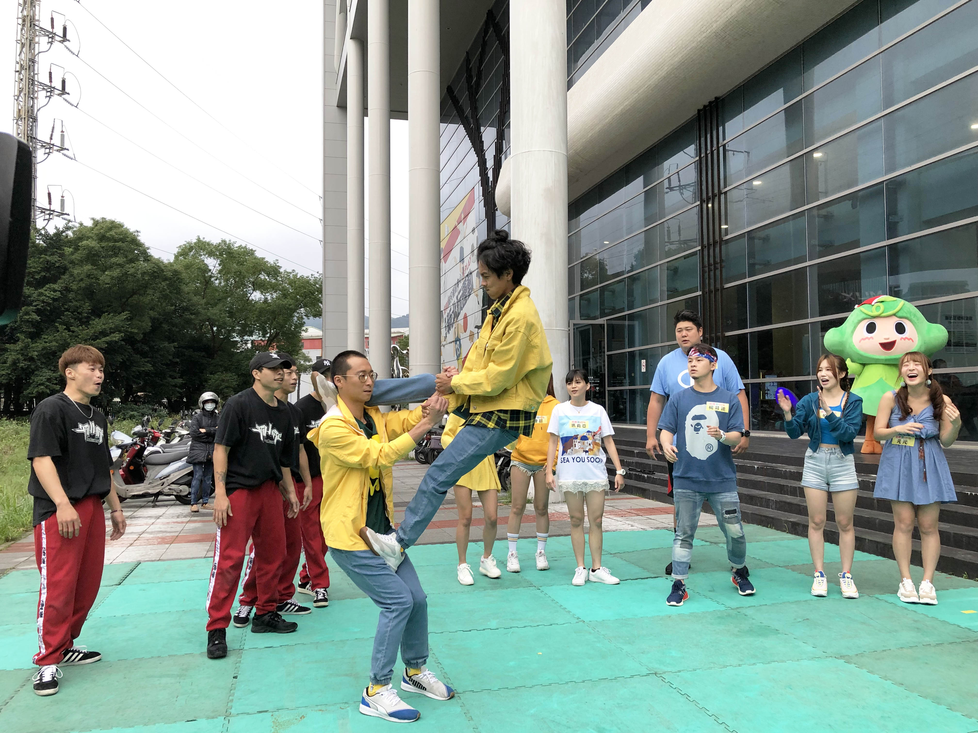 阿翔（右）與浩子擺出高難度堆疊動作。（民視提供）