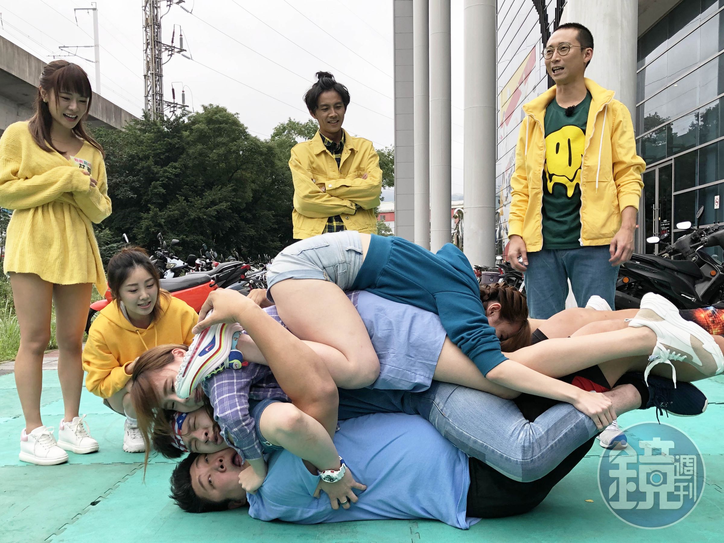 哈孝遠（下）跟楊昇達（中）緊黏在一起來個男男貼臉秀。（民視提供）