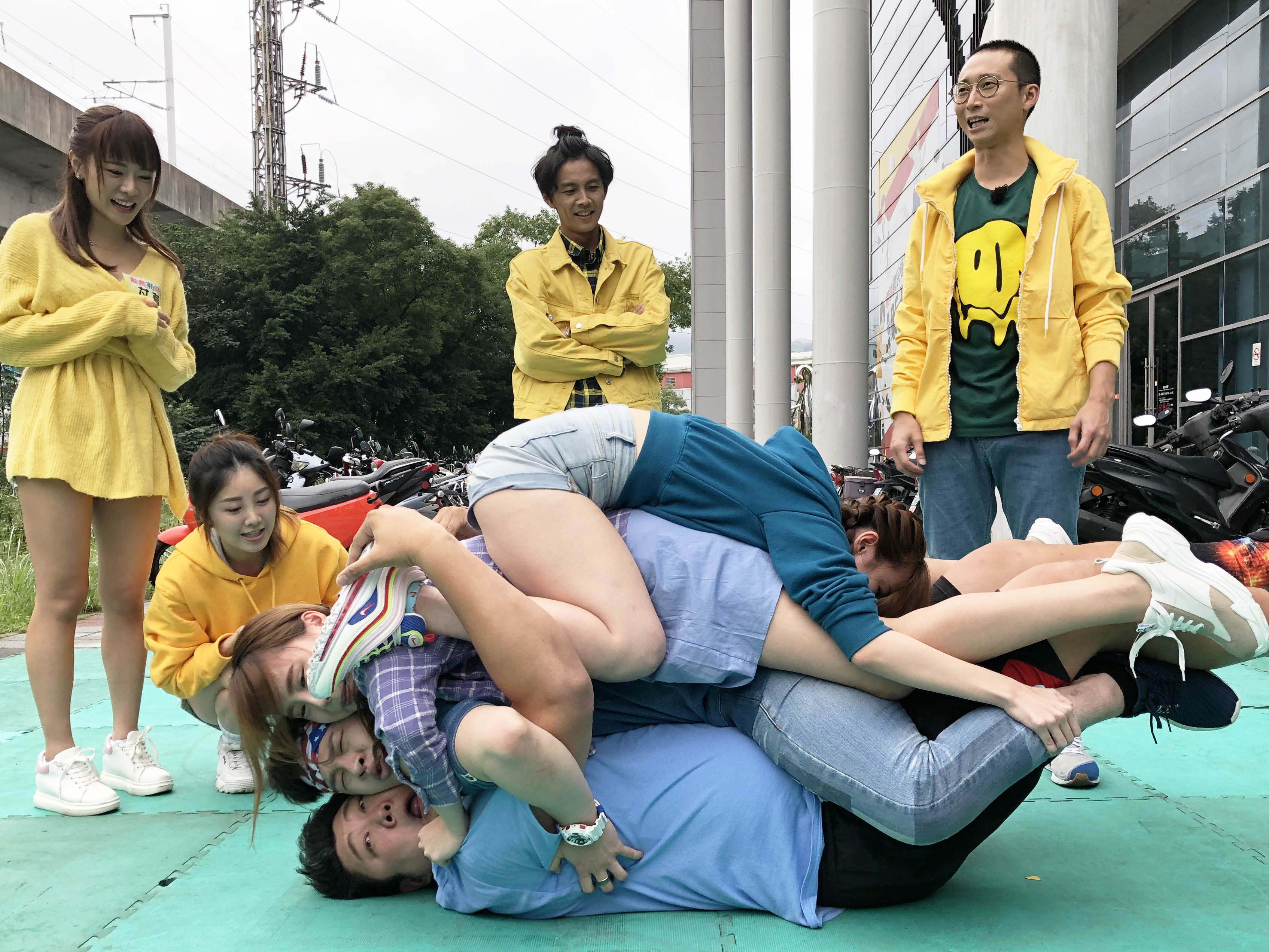 哈孝遠（下）跟楊昇達（中）緊黏在一起來個男男貼臉秀。（民視提供）