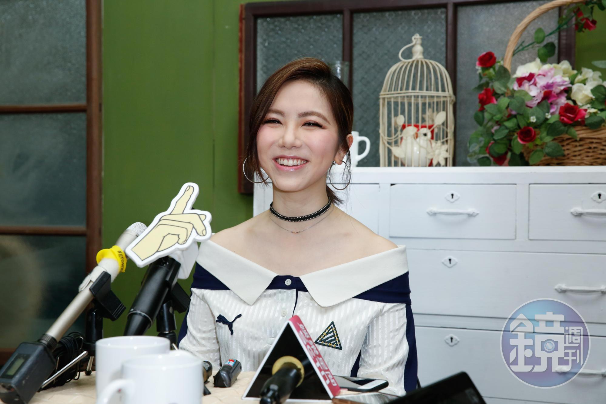 有消息傳出鄧紫棋將擔任高雄4月份代言人,被經紀人否認。