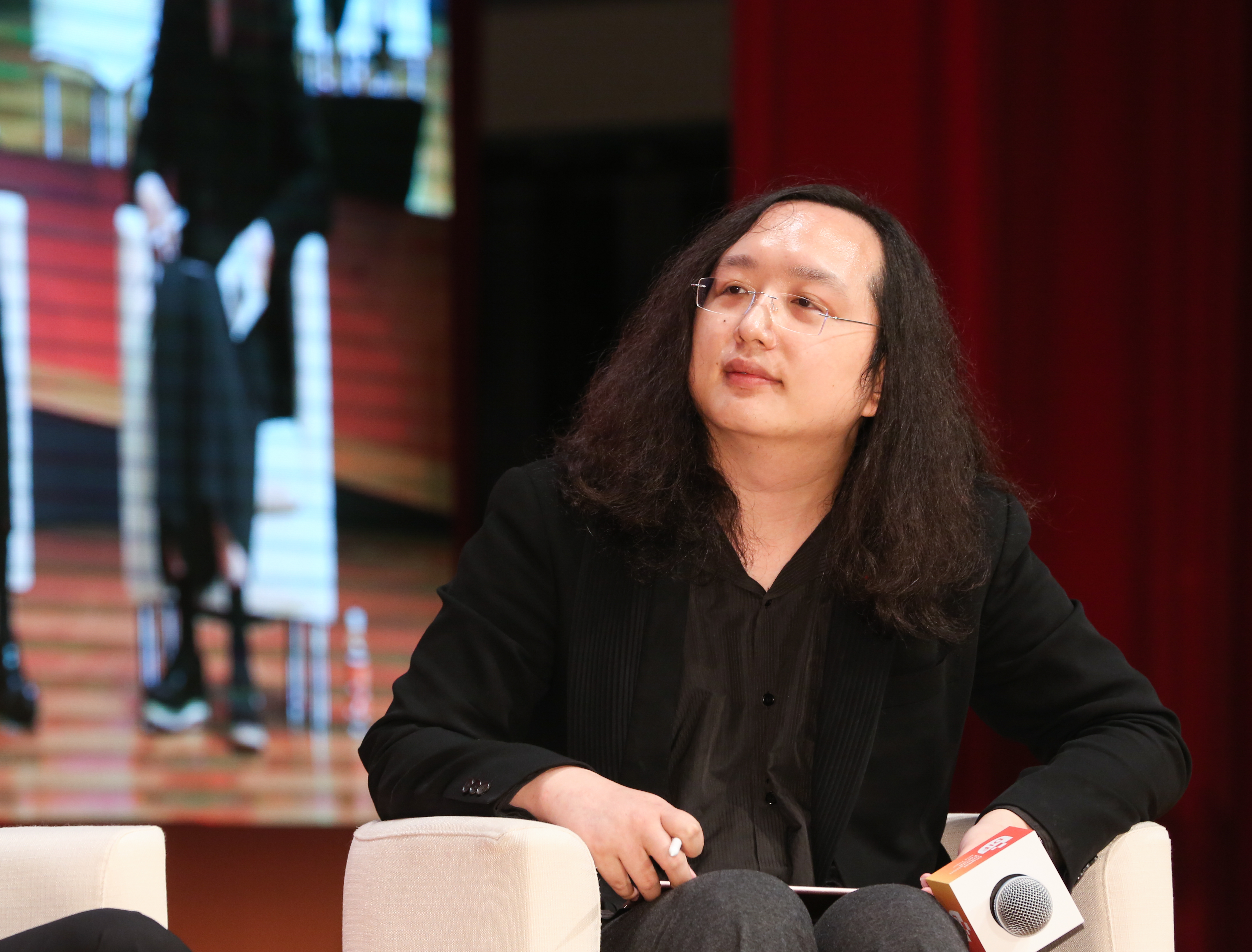 網友質疑，政委唐鳳固定為週刊寫專欄，認為監委應該比照管案彈劾，釣出唐鳳本人帳號回應。