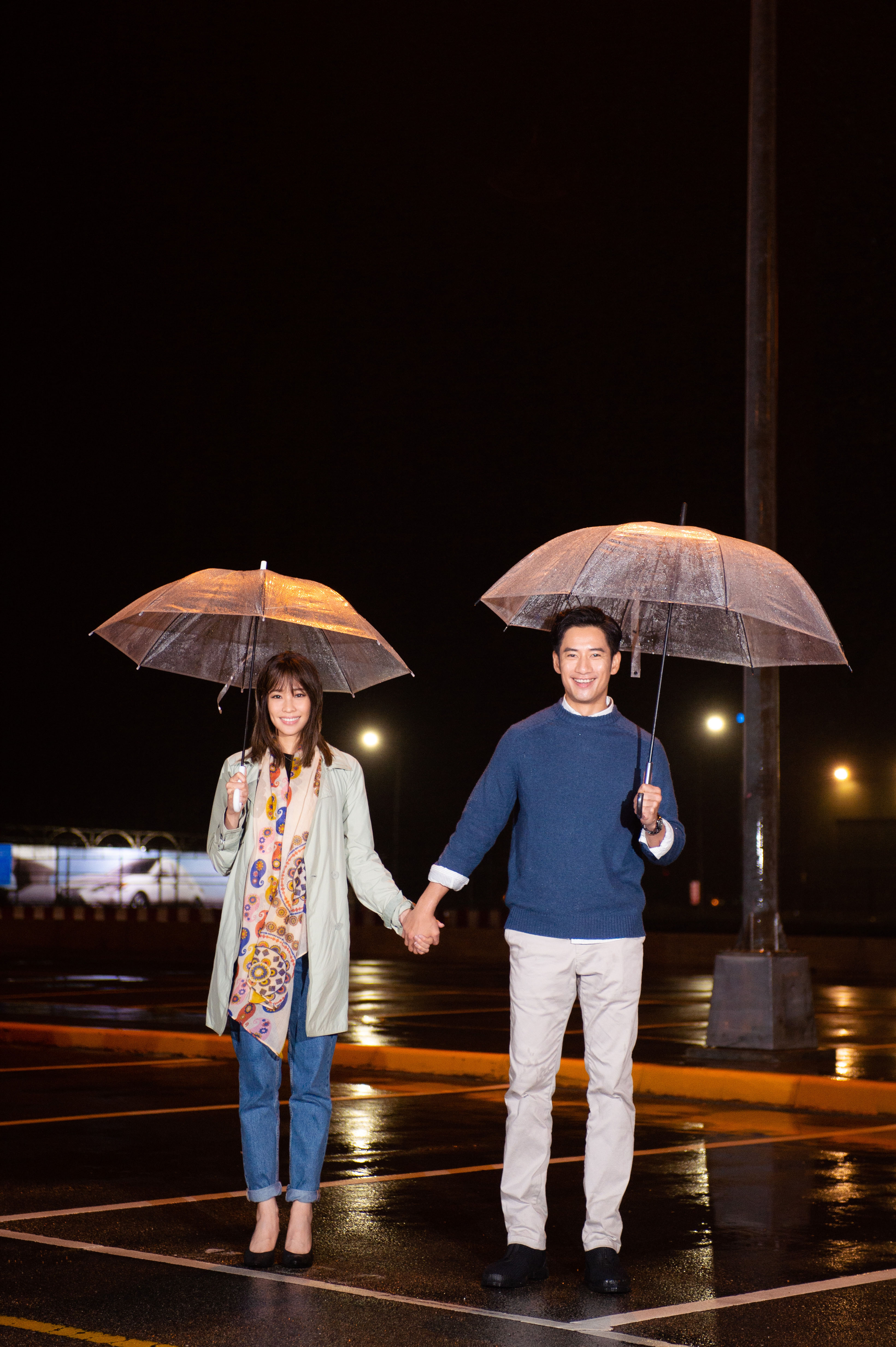 袁詠琳與周孝安在雨中拍MV耍浪漫。(杰威爾提供)