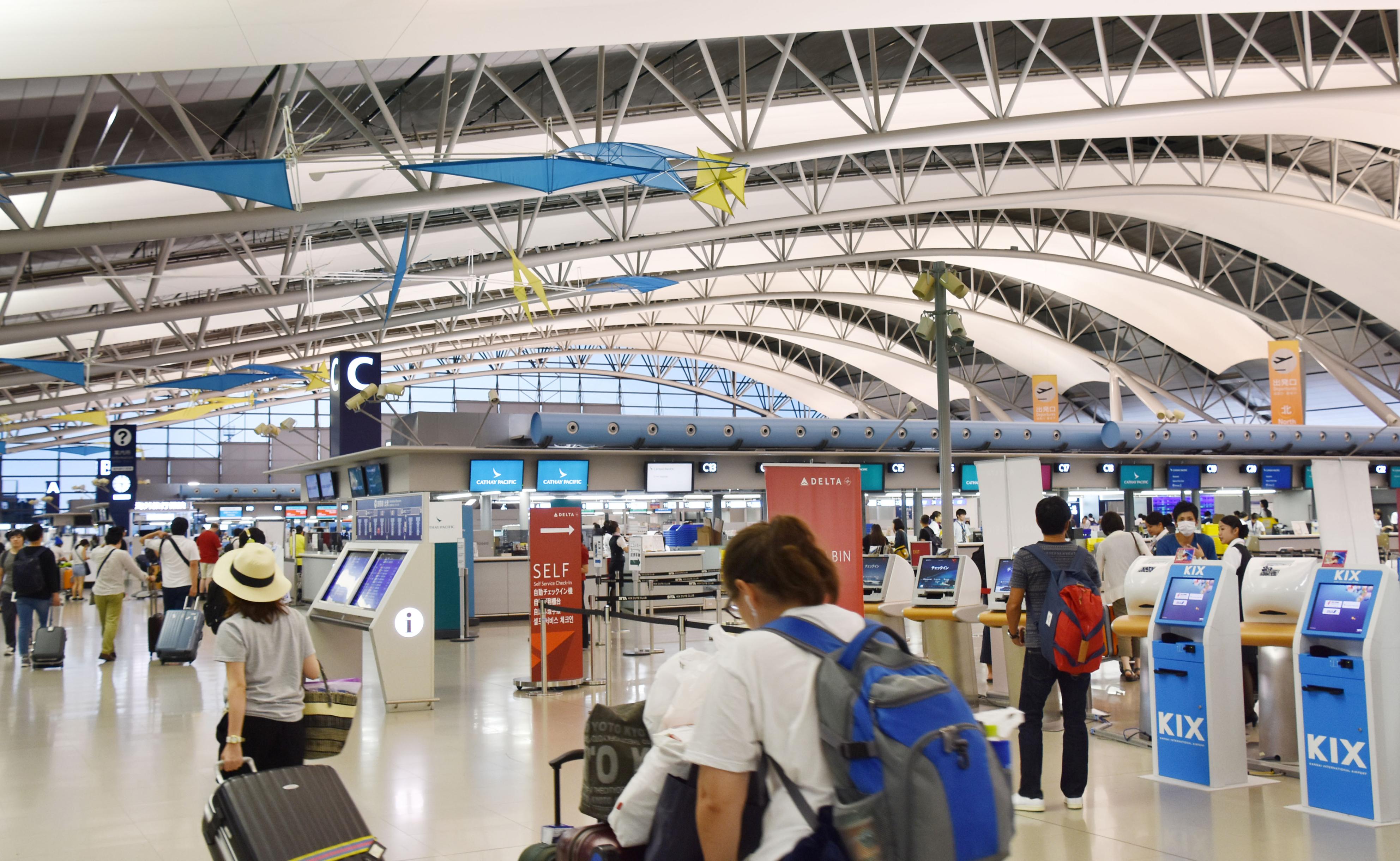 遊日旅客把舊行李箱丟棄在機場的現象，讓當地工作人員非常困擾。（東方IC）