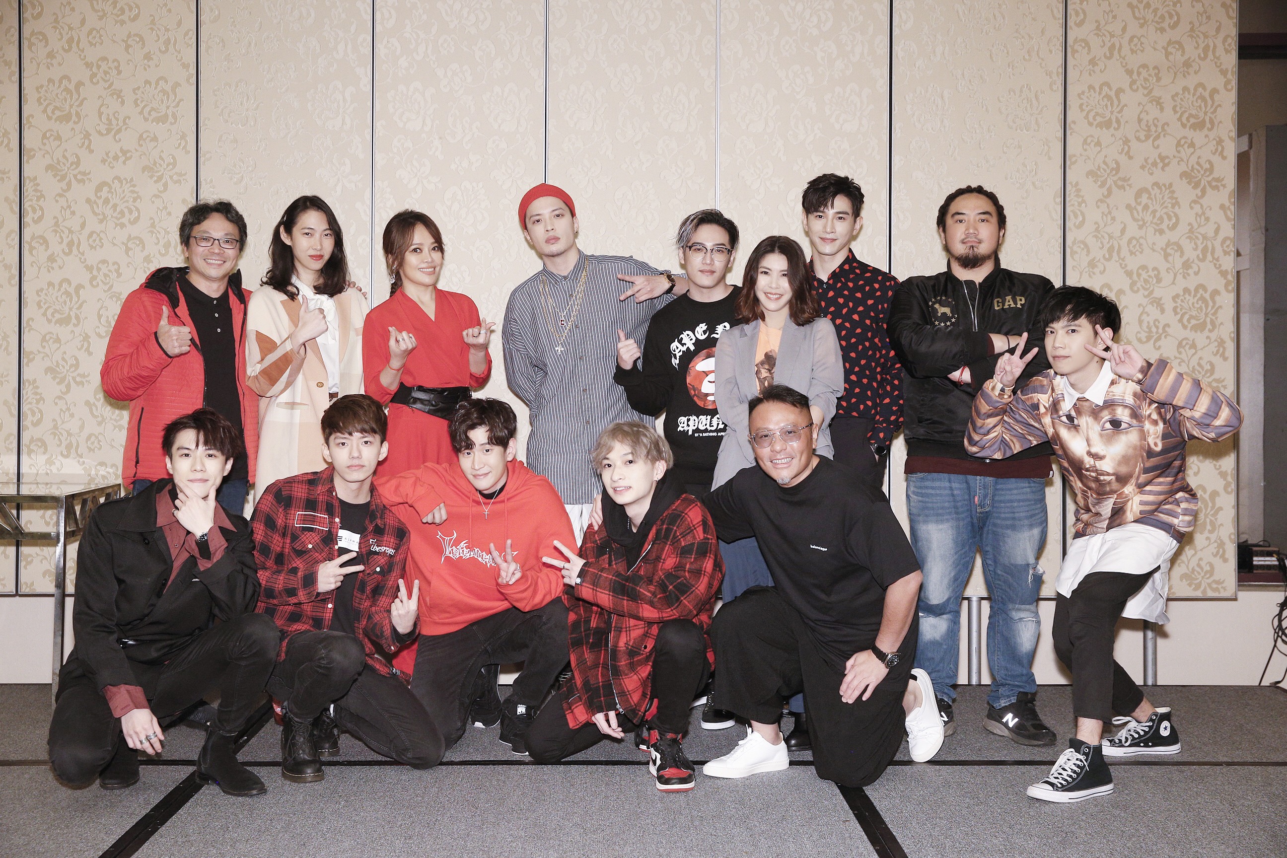 索尼音樂昨（16）日晚舉辦尾牙，旗下藝人包括許茹芸、戴愛玲、周興哲、J.Sheon、張立昂、王若琳及MATZKA等齊聚一堂。（索尼提供）